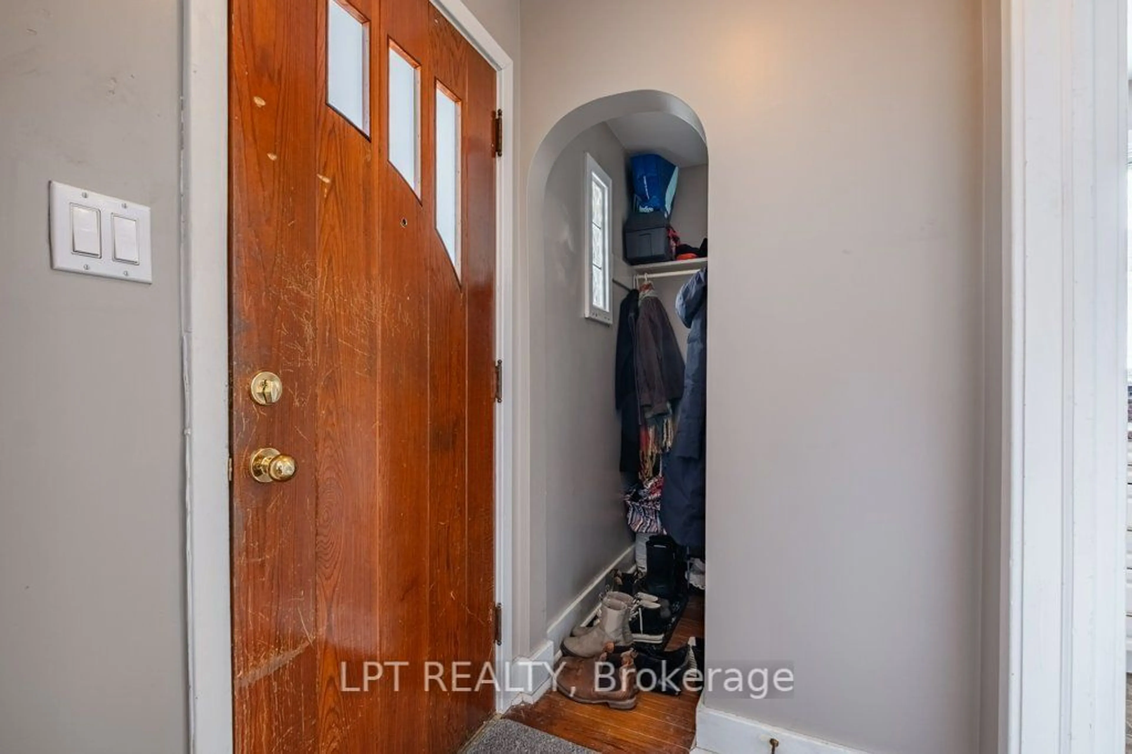 Indoor entryway for 36 Carruthers Ave, Kingston Ontario K7L 1M2