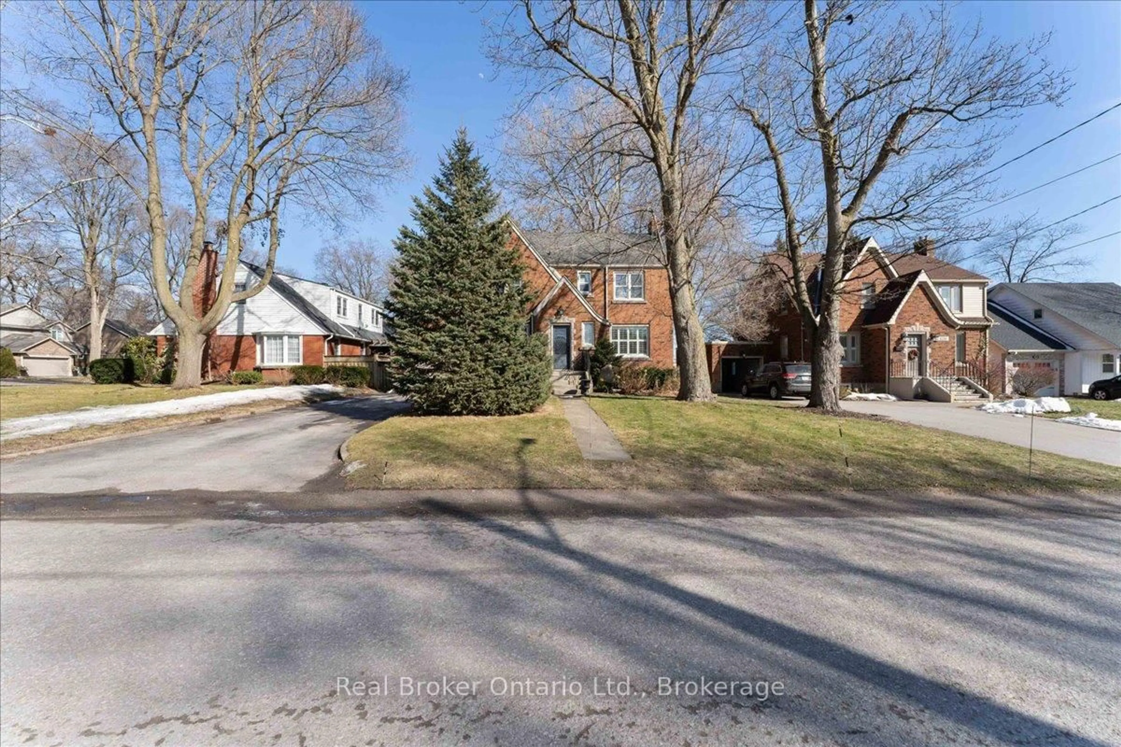 A pic from outside/outdoor area/front of a property/back of a property/a pic from drone, street for 6180 CORWIN Ave, Niagara Falls Ontario L2G 5L8