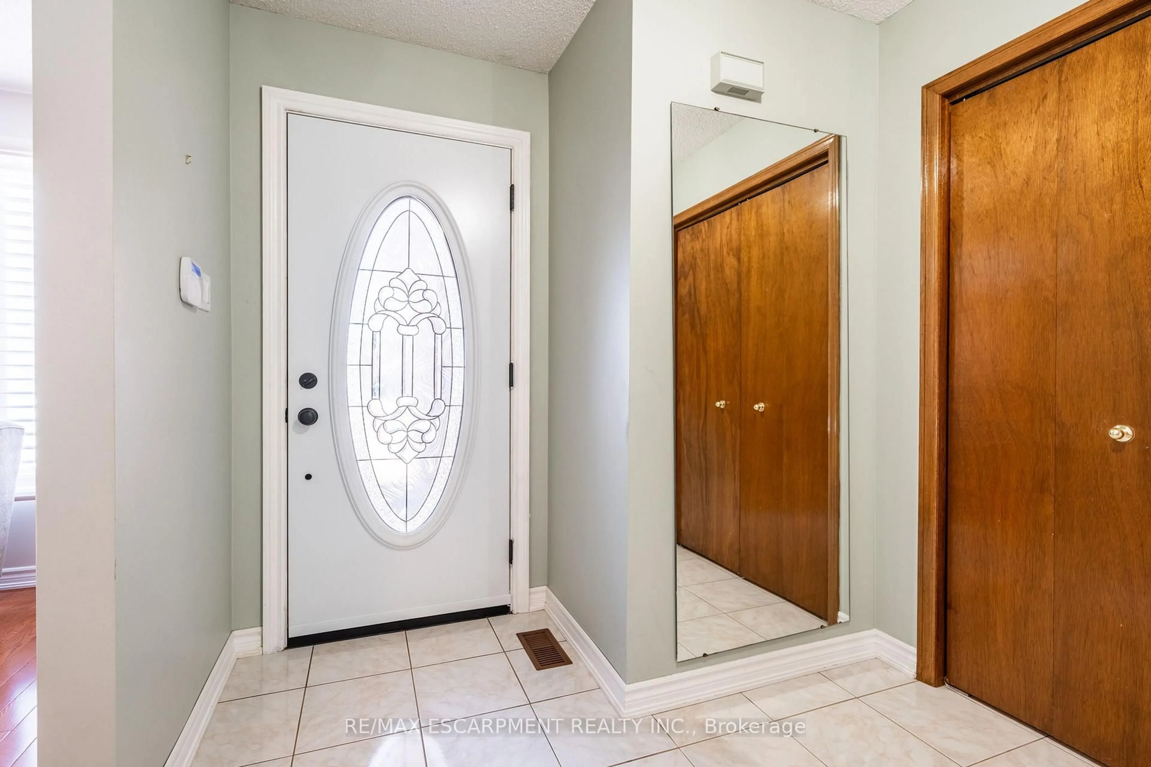 Indoor entryway for 35 Republic Ave, Hamilton Ontario L9B 2G6