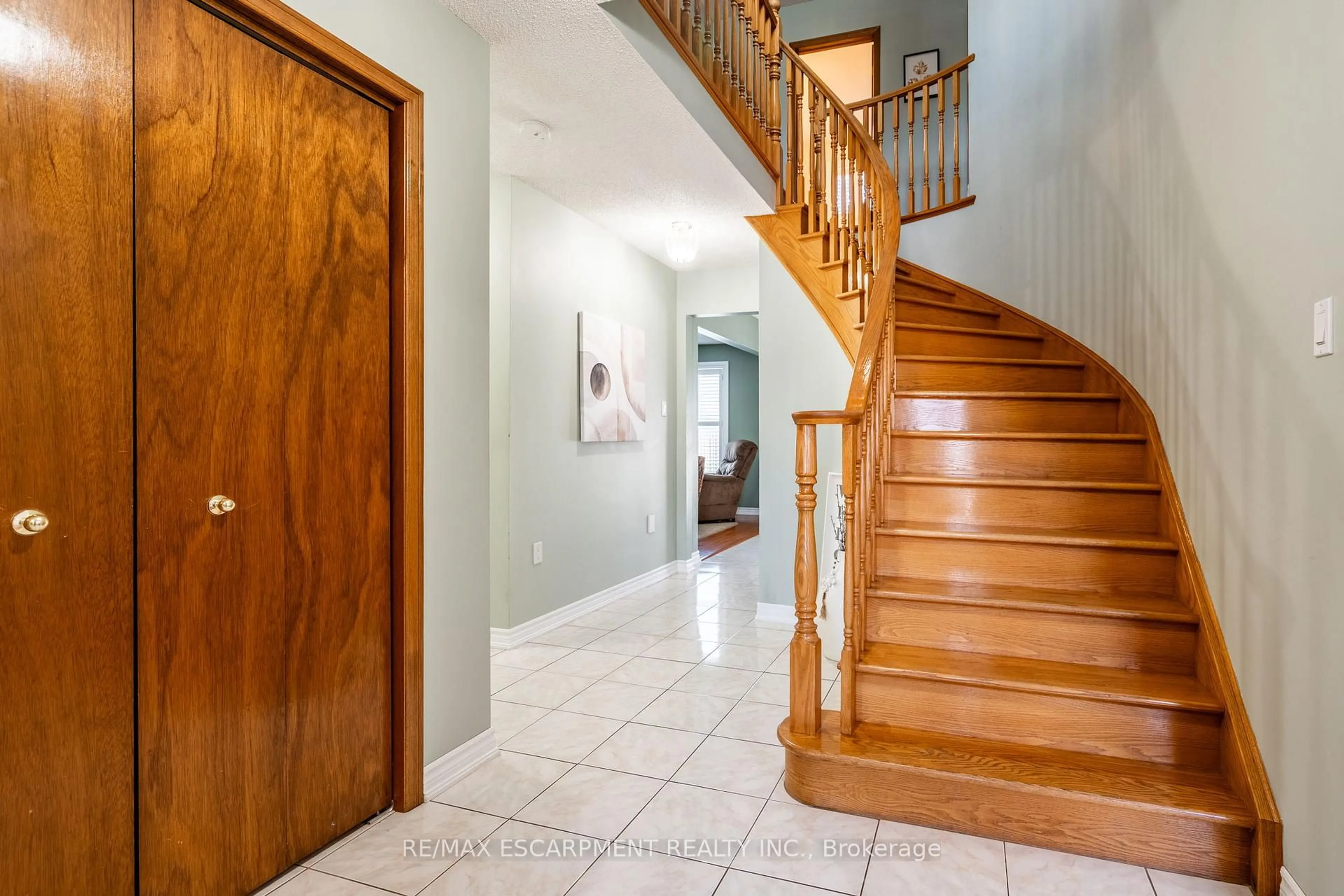 Indoor foyer for 35 Republic Ave, Hamilton Ontario L9B 2G6