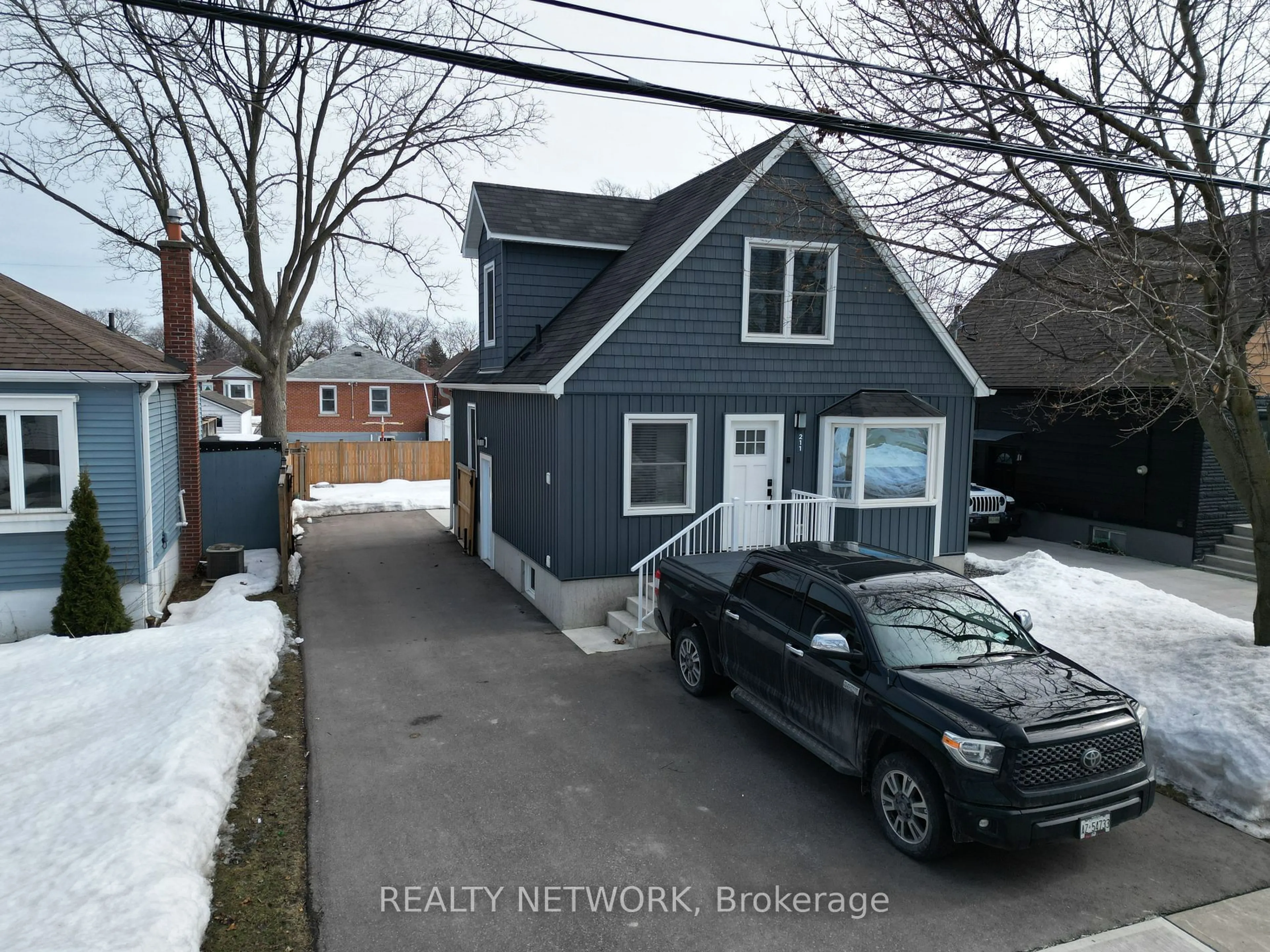 A pic from outside/outdoor area/front of a property/back of a property/a pic from drone, street for 211 East 33rd St, Hamilton Ontario L8V 3T7