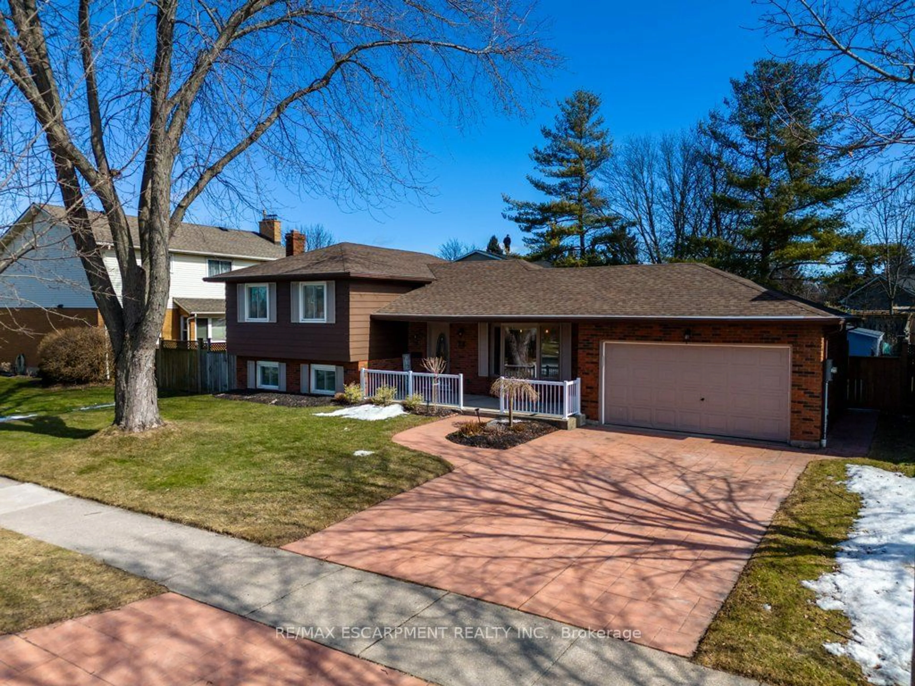 Home with brick exterior material, street for 28 Bal Harbour Dr, Grimsby Ontario L3M 4S4