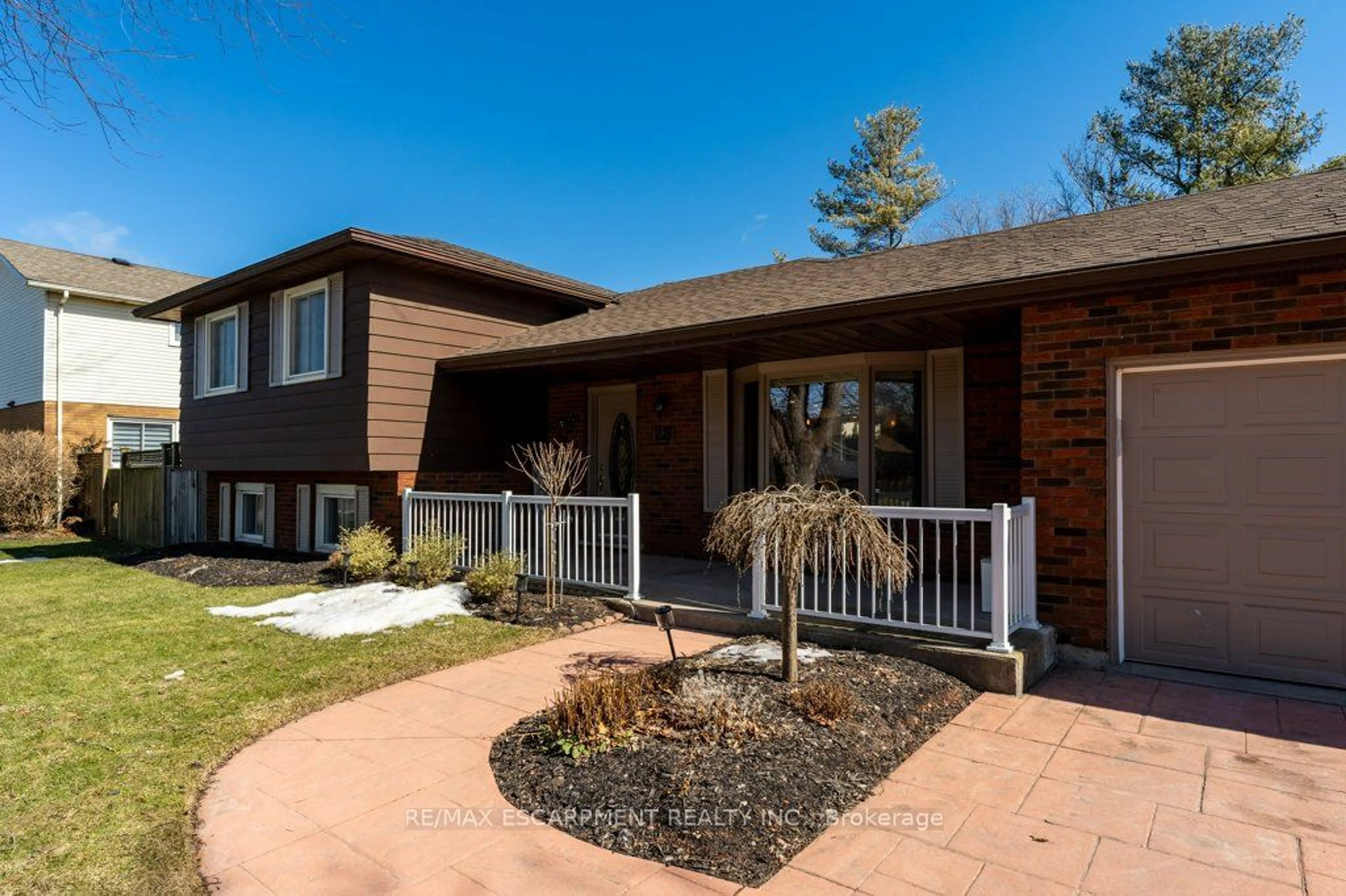 Home with brick exterior material, street for 28 Bal Harbour Dr, Grimsby Ontario L3M 4S4