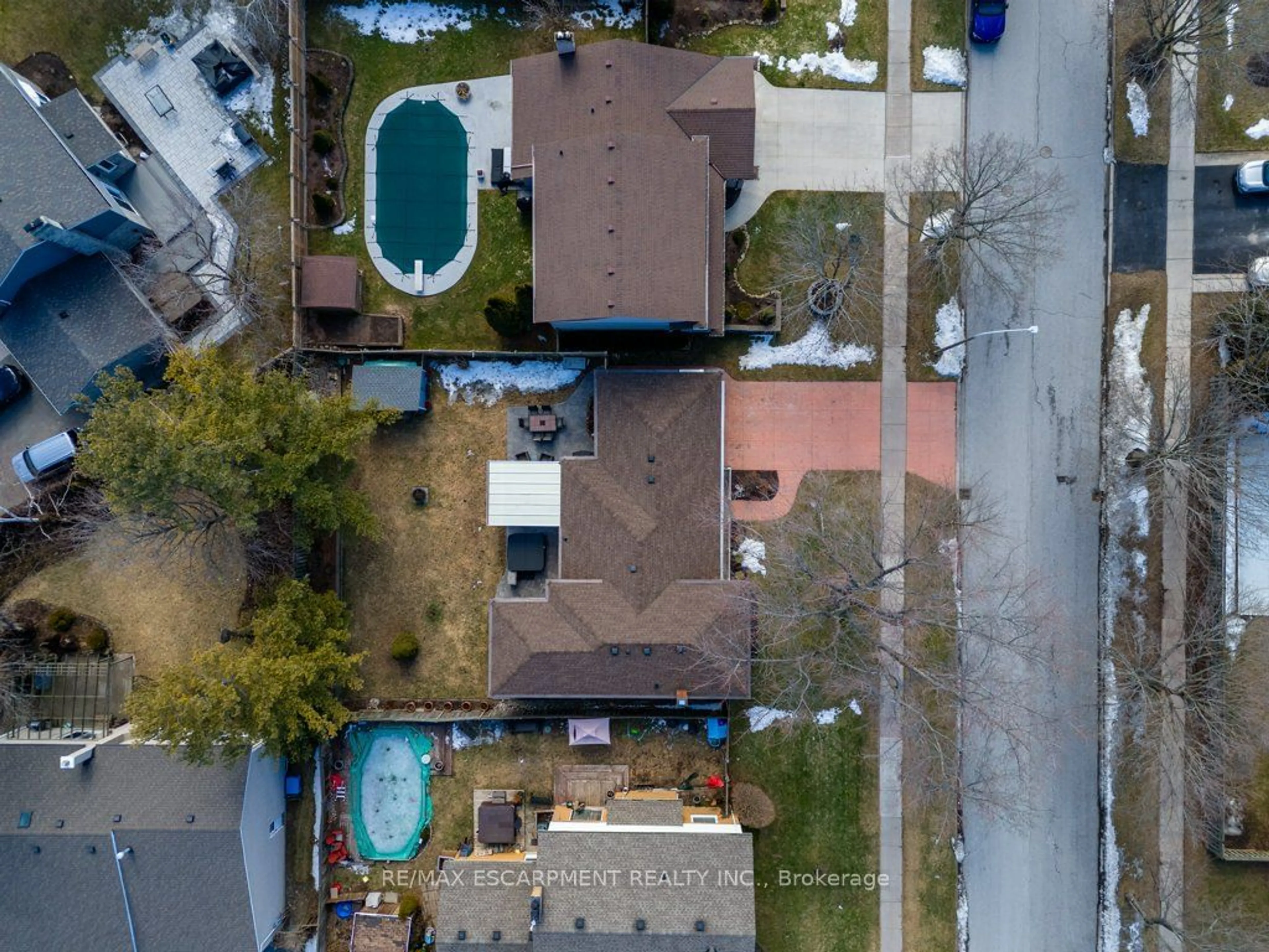 A pic from outside/outdoor area/front of a property/back of a property/a pic from drone, street for 28 Bal Harbour Dr, Grimsby Ontario L3M 4S4