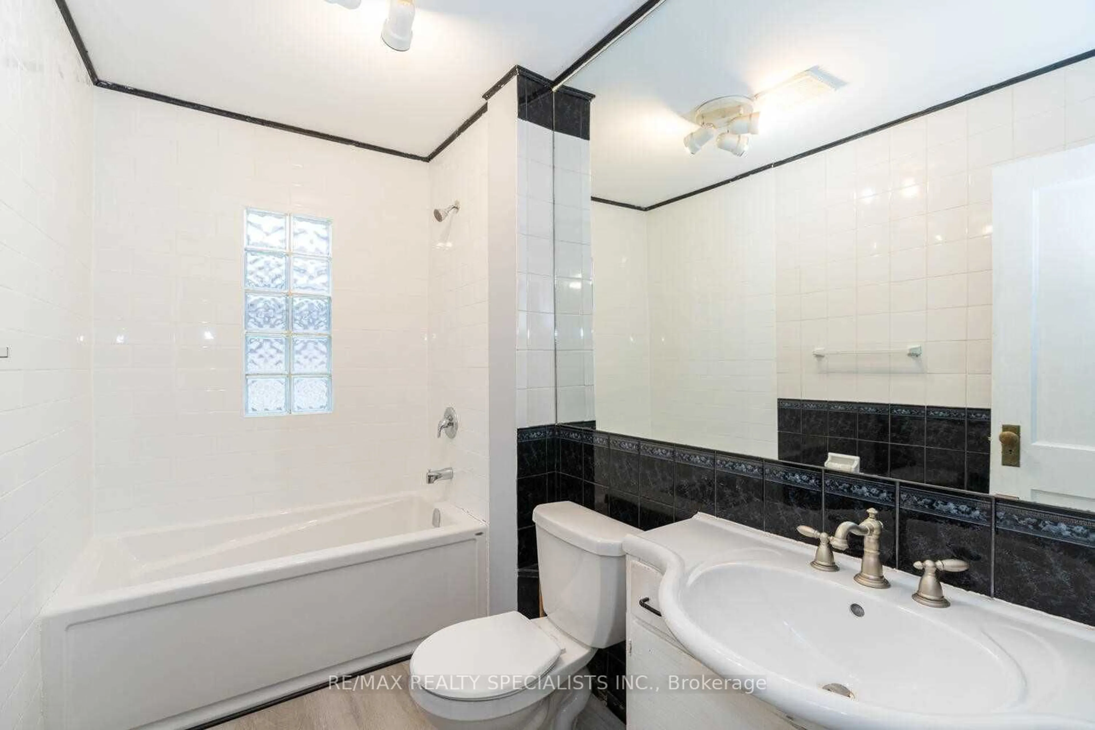 Standard bathroom, ceramic/tile floor for 669 LORNE Ave, London Ontario N5W 3K4