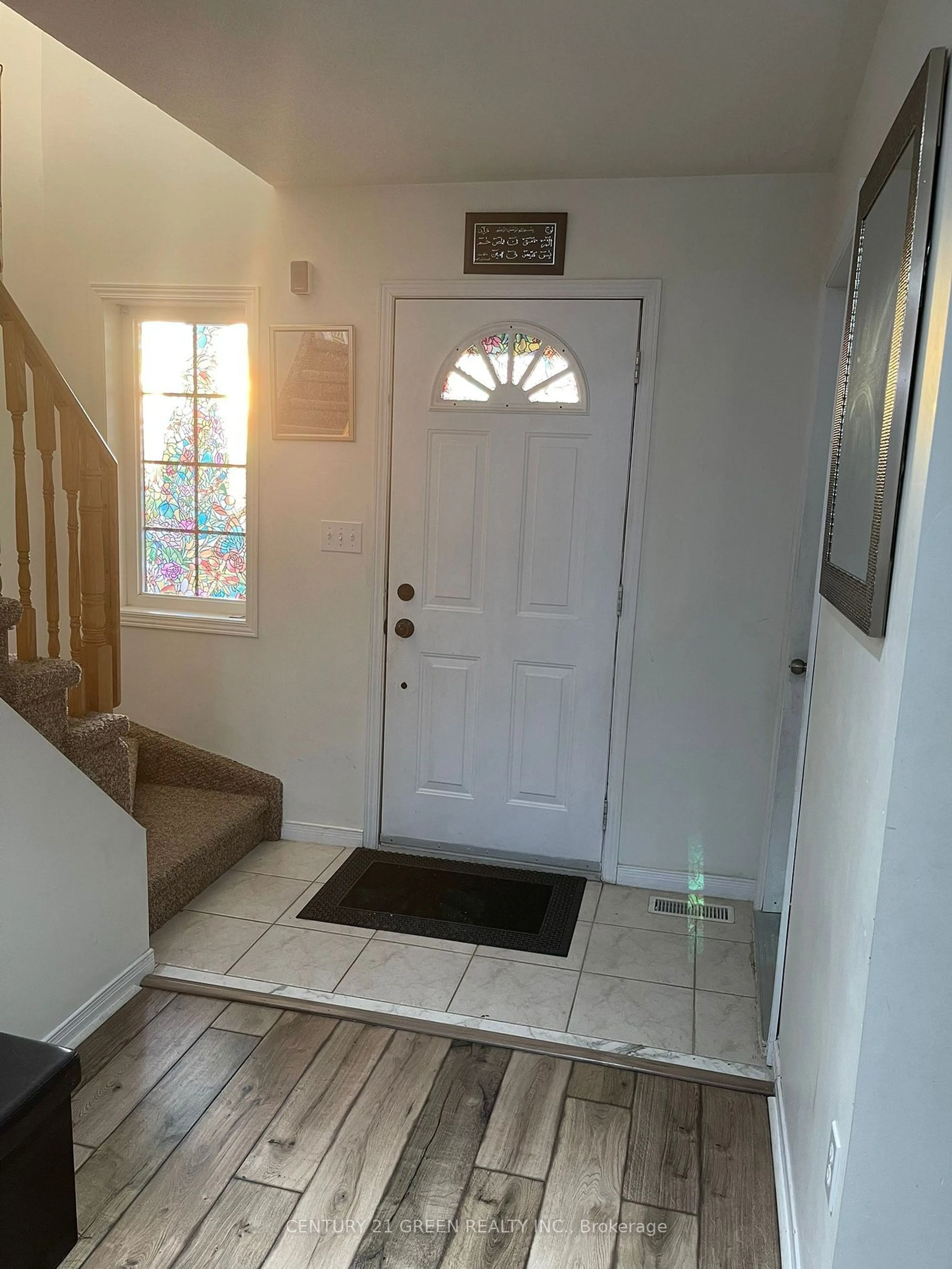 Indoor entryway for 4209 Pioneer Ave, Windsor Ontario N9G 2W7