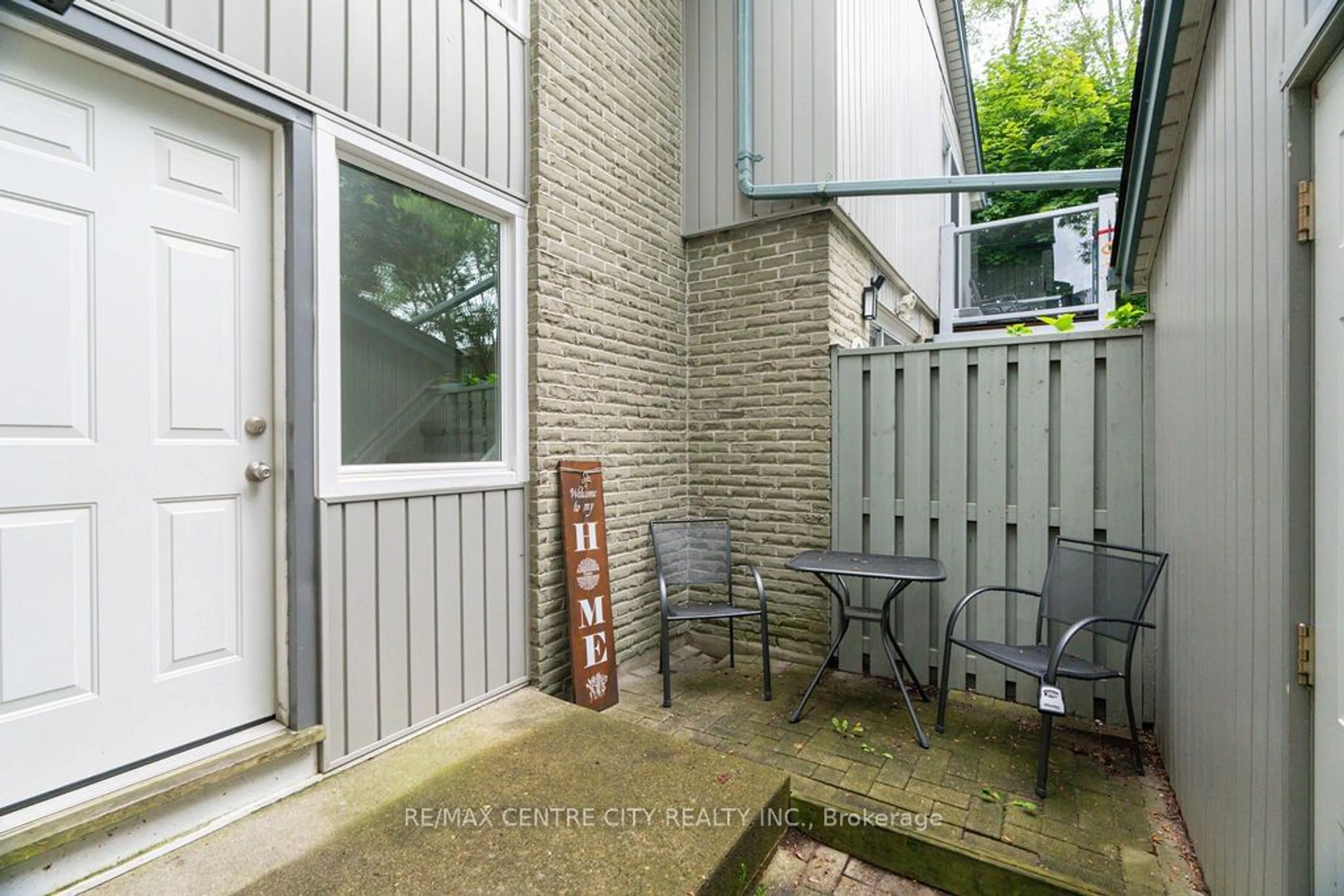 Patio, street for 673 Woodcrest Blvd, London Ontario N6K 1P8