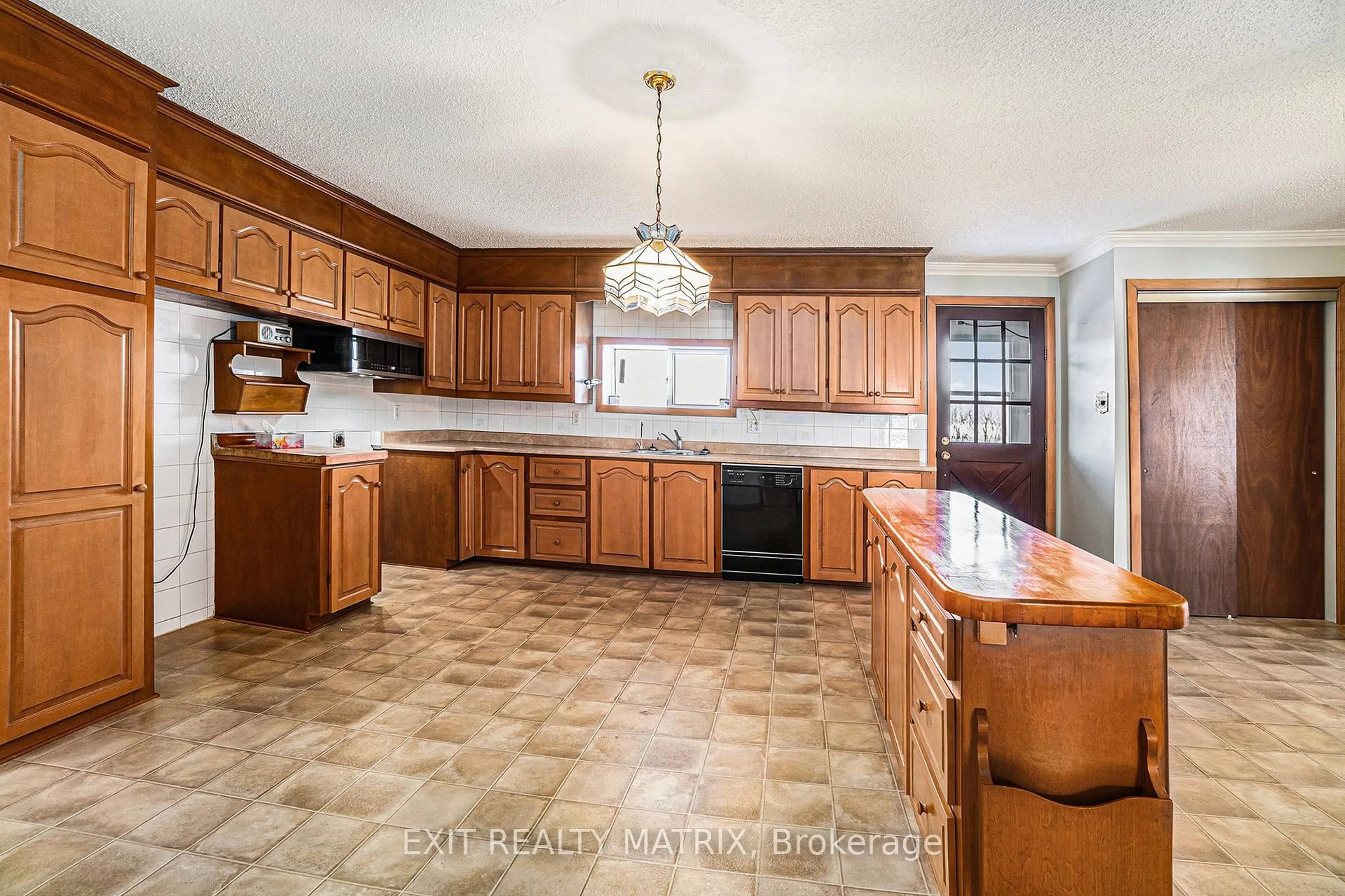 Open concept kitchen, ceramic/tile floor for 2132 138 High, North Stormont Ontario K0A 1M0