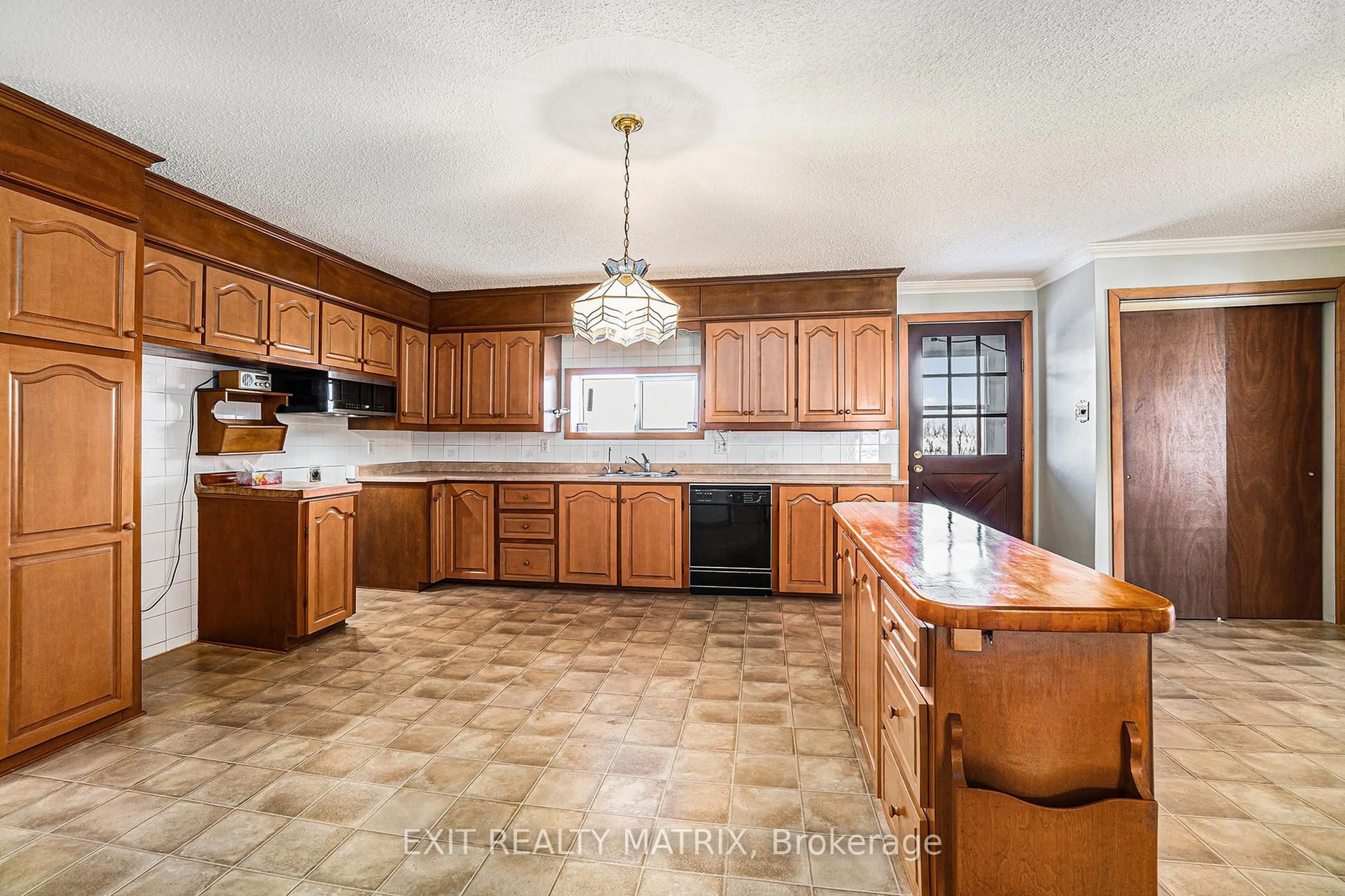 Open concept kitchen, ceramic/tile floor for 2132 138 High, North Stormont Ontario K0A 1M0