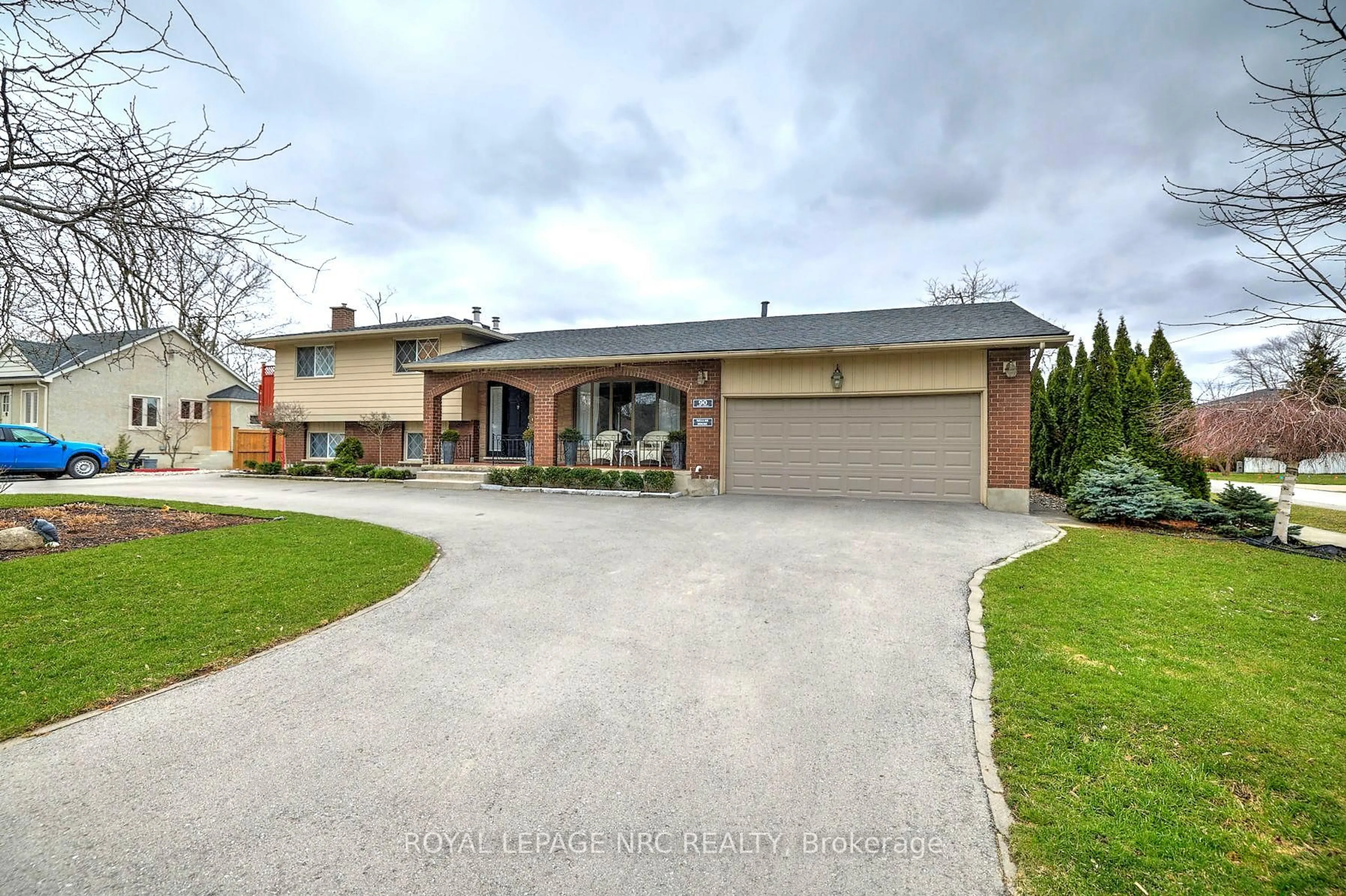 A pic from outside/outdoor area/front of a property/back of a property/a pic from drone, street for 90 Mary St, Niagara-on-the-Lake Ontario L0S 1J0