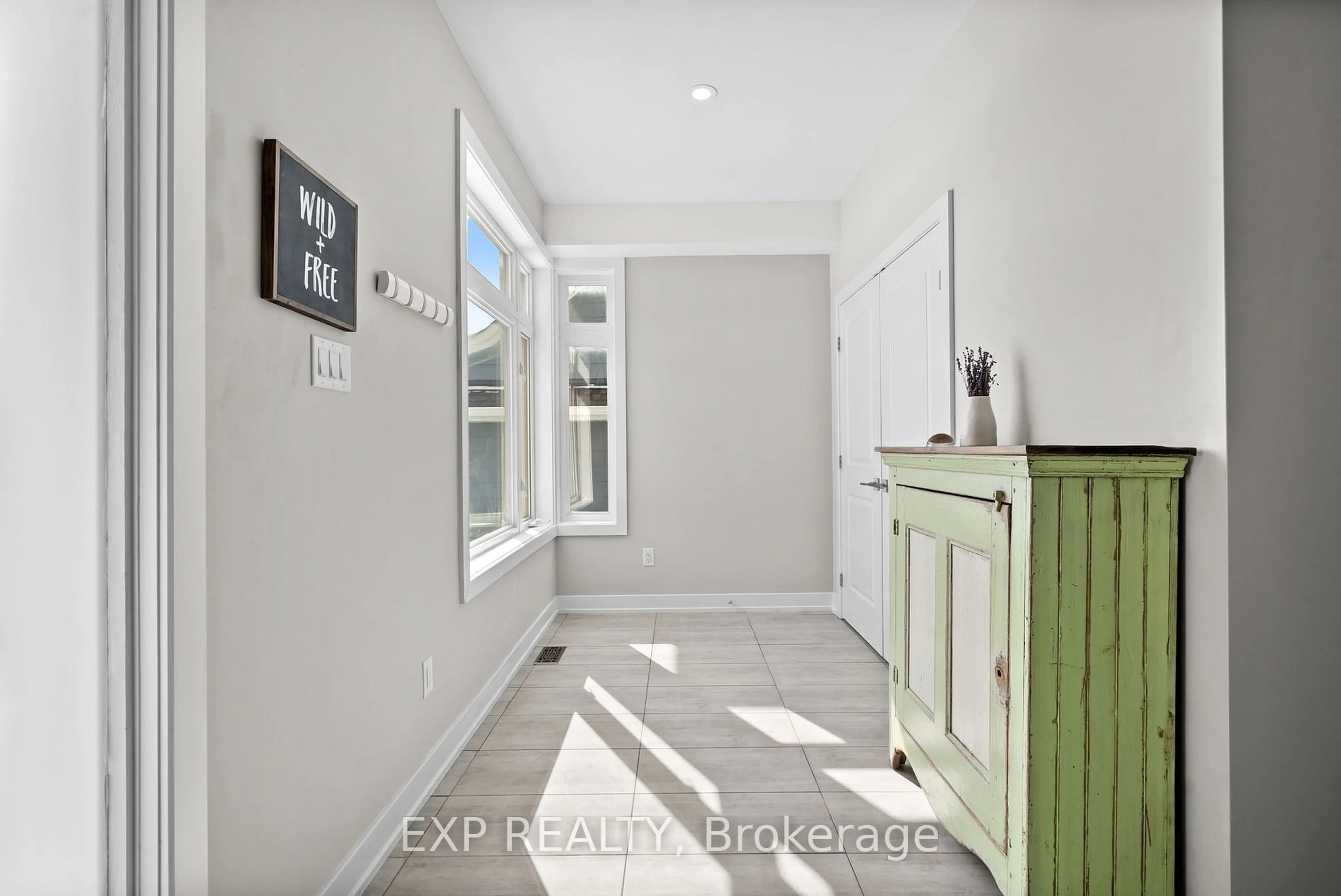 Indoor entryway for 134 Escarpment Cres, Kanata Ontario K2T 0E3