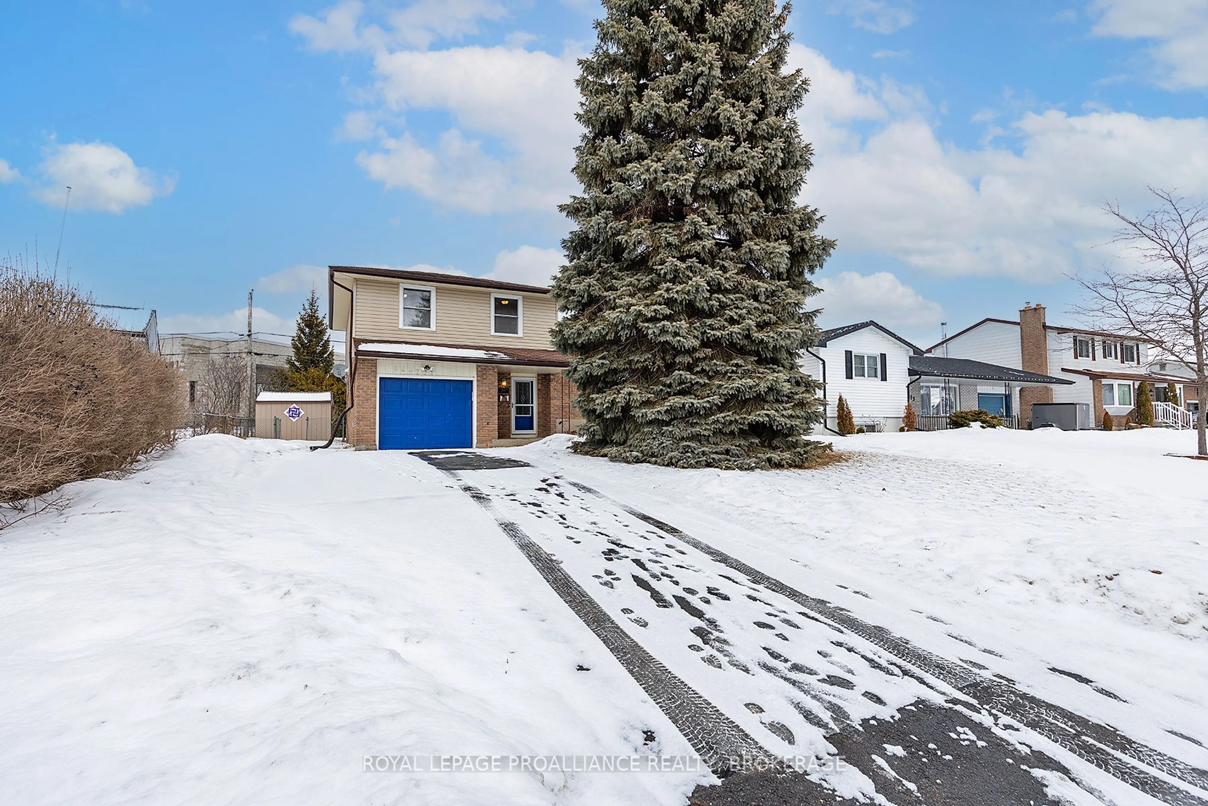 A pic from outside/outdoor area/front of a property/back of a property/a pic from drone, street for 781 Downing St, Kingston Ontario K7M 5N3