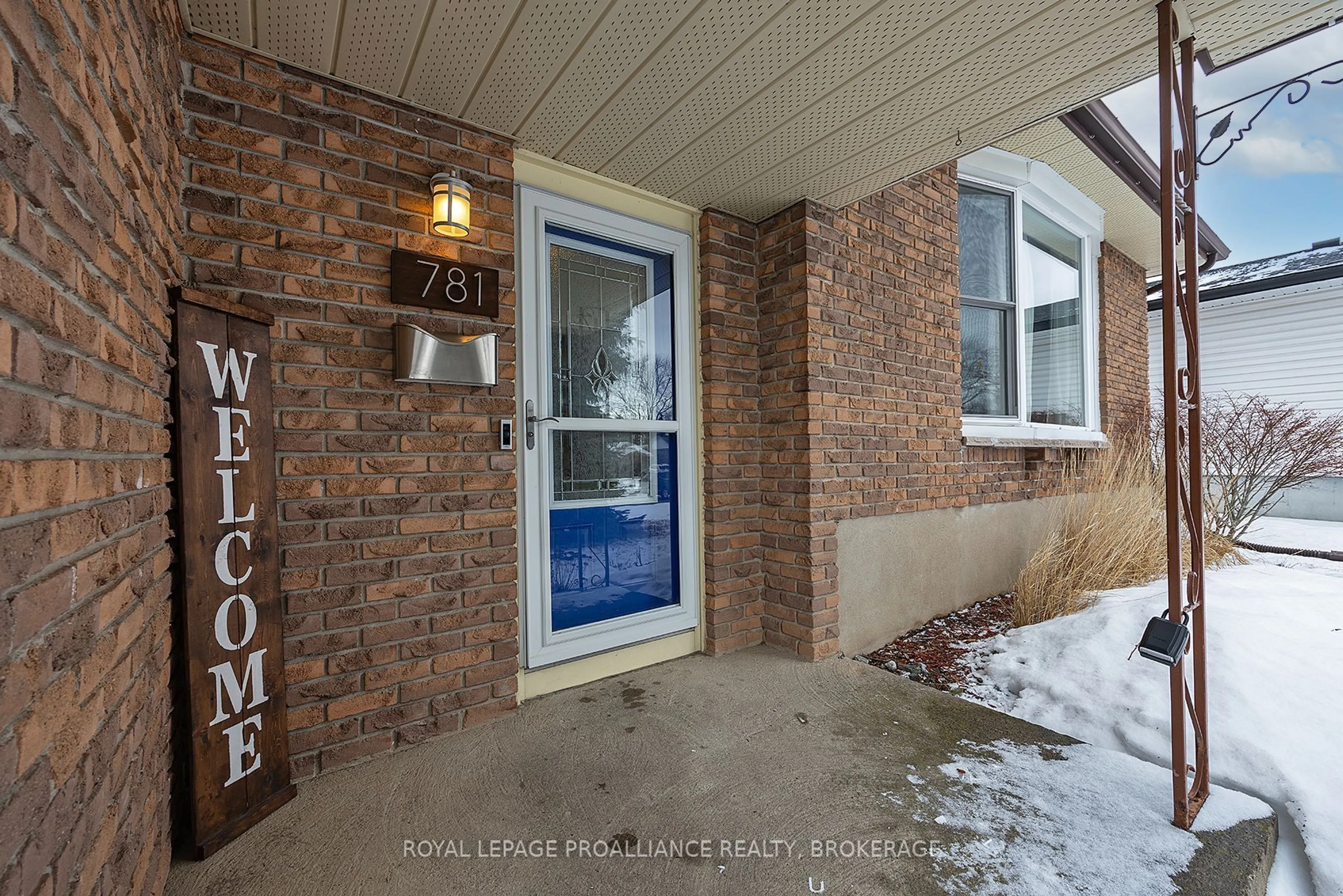 Indoor entryway for 781 Downing St, Kingston Ontario K7M 5N3