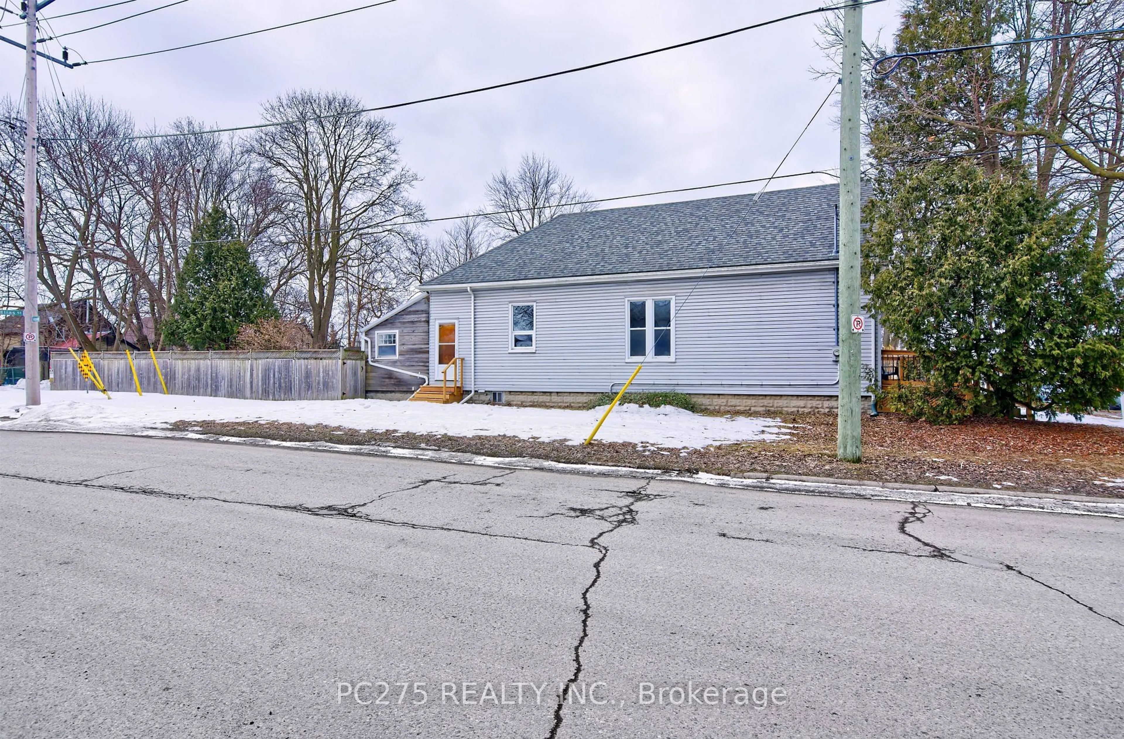 A pic from outside/outdoor area/front of a property/back of a property/a pic from drone, street for 977 Elias St, London East Ontario N5W 3P5