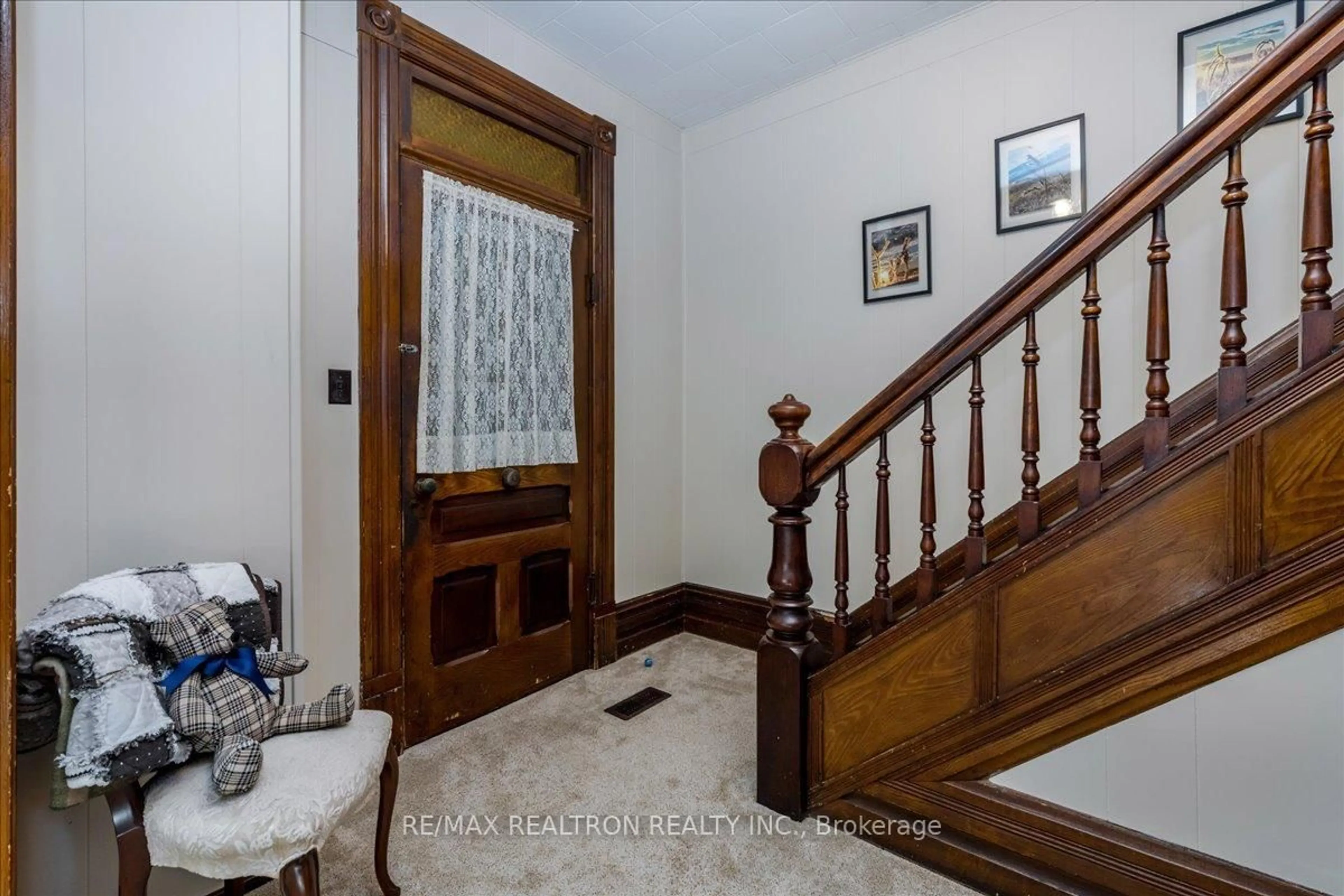 Indoor foyer for 236787 13 Grey Rd, Blue Mountains Ontario N0H 1J0