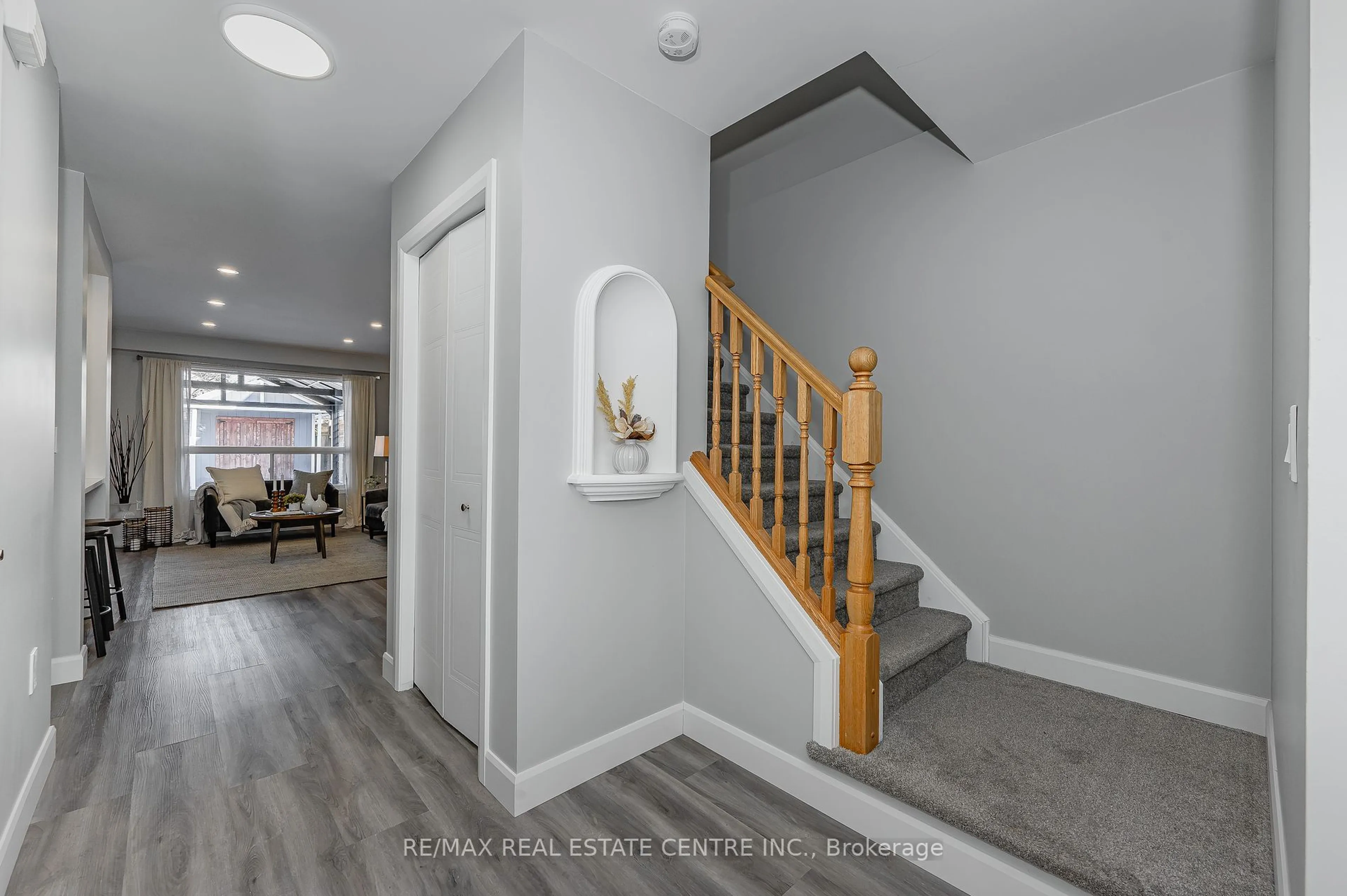 Indoor entryway for 27 Gees Way, Cambridge Ontario N3C 4M5