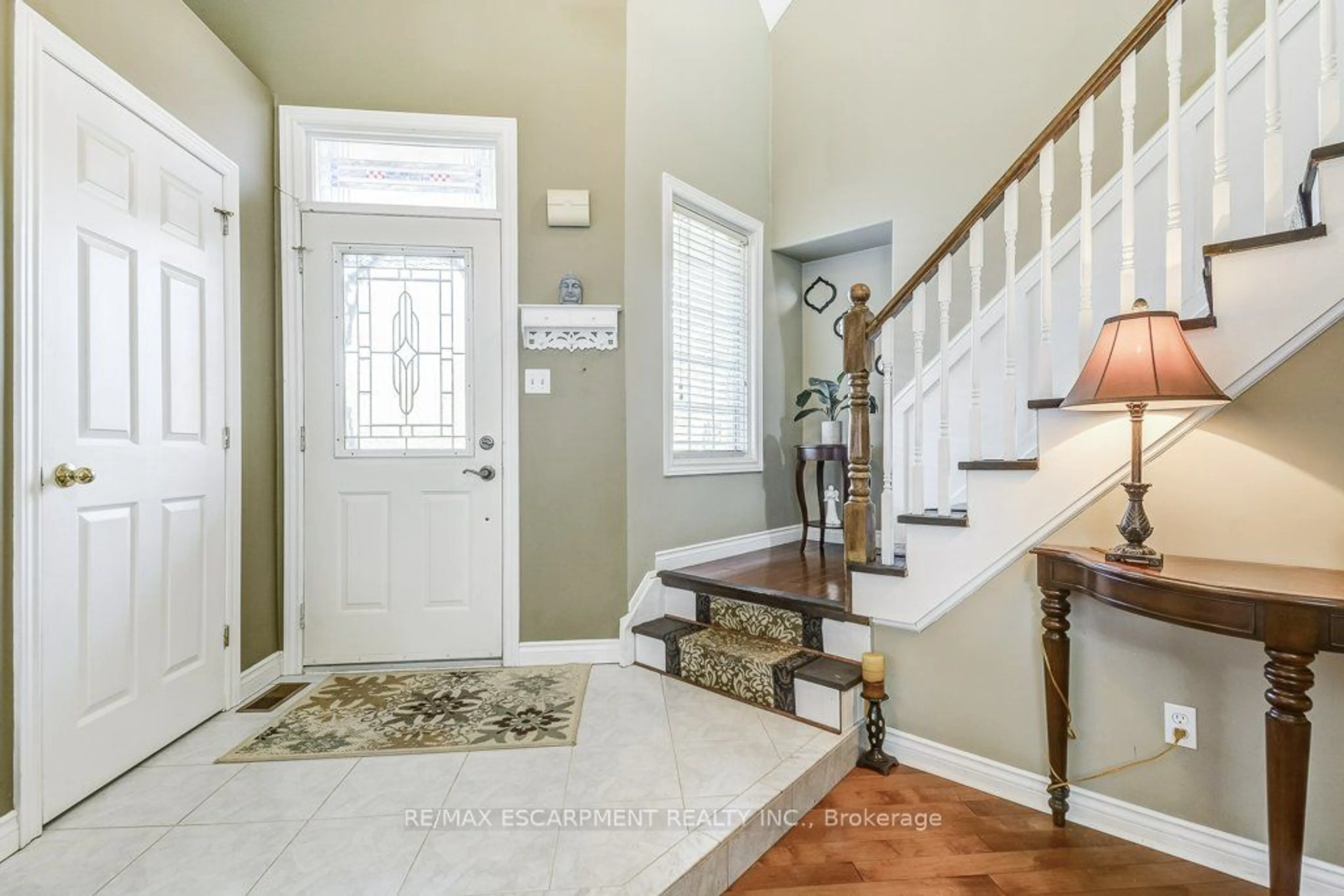 Indoor entryway for 10 Summerfield Ave, Hamilton Ontario L8J 3S1