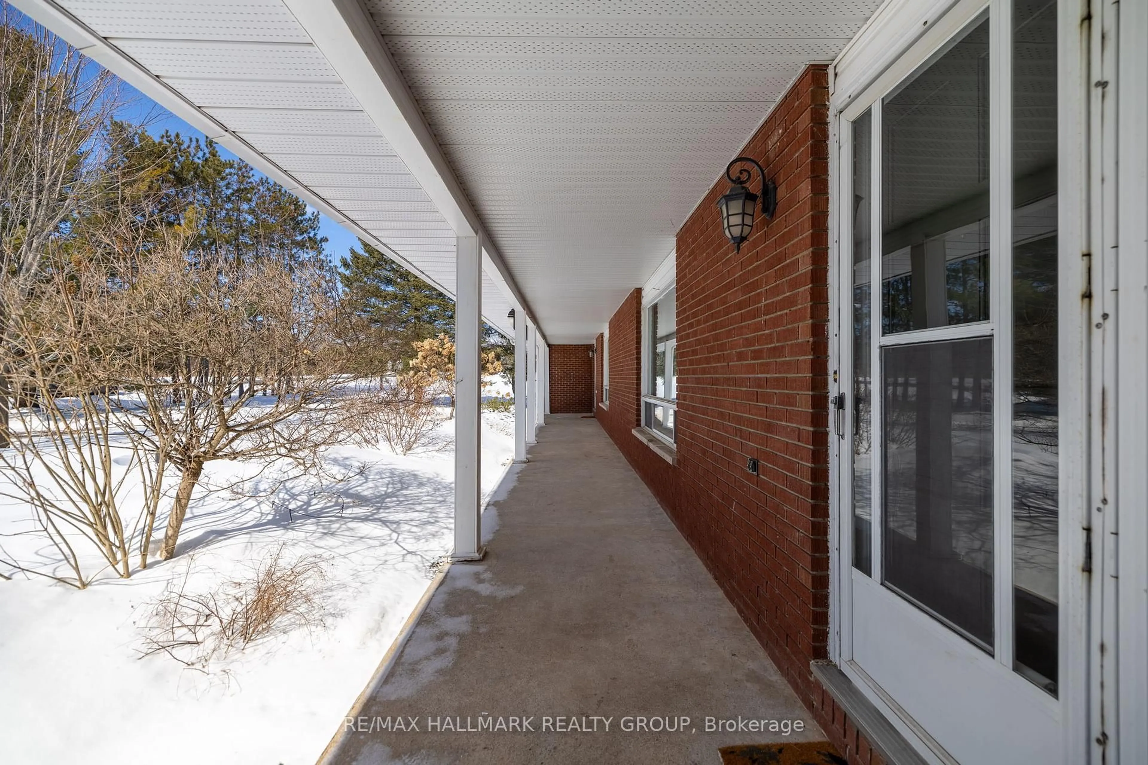 Indoor entryway for 331 Eadie Rd, Russell Ontario K4R 1E5