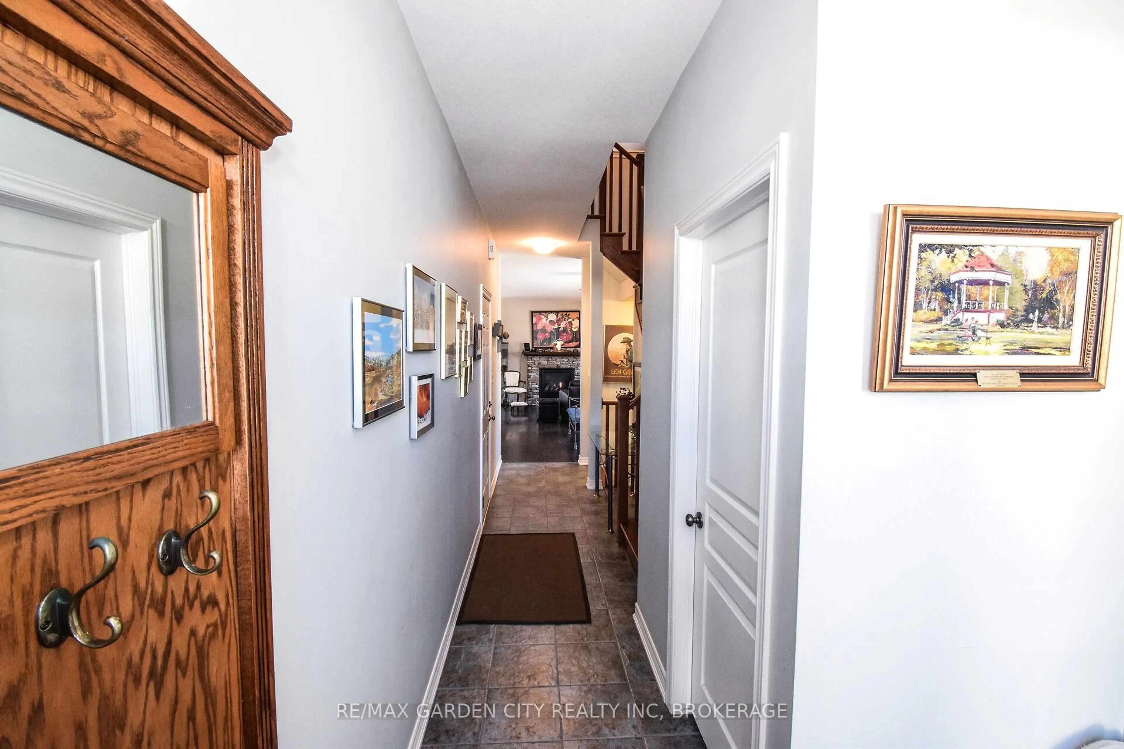 Indoor foyer for 47 Montebello Pl, St. Catharines Ontario L2R 6B5