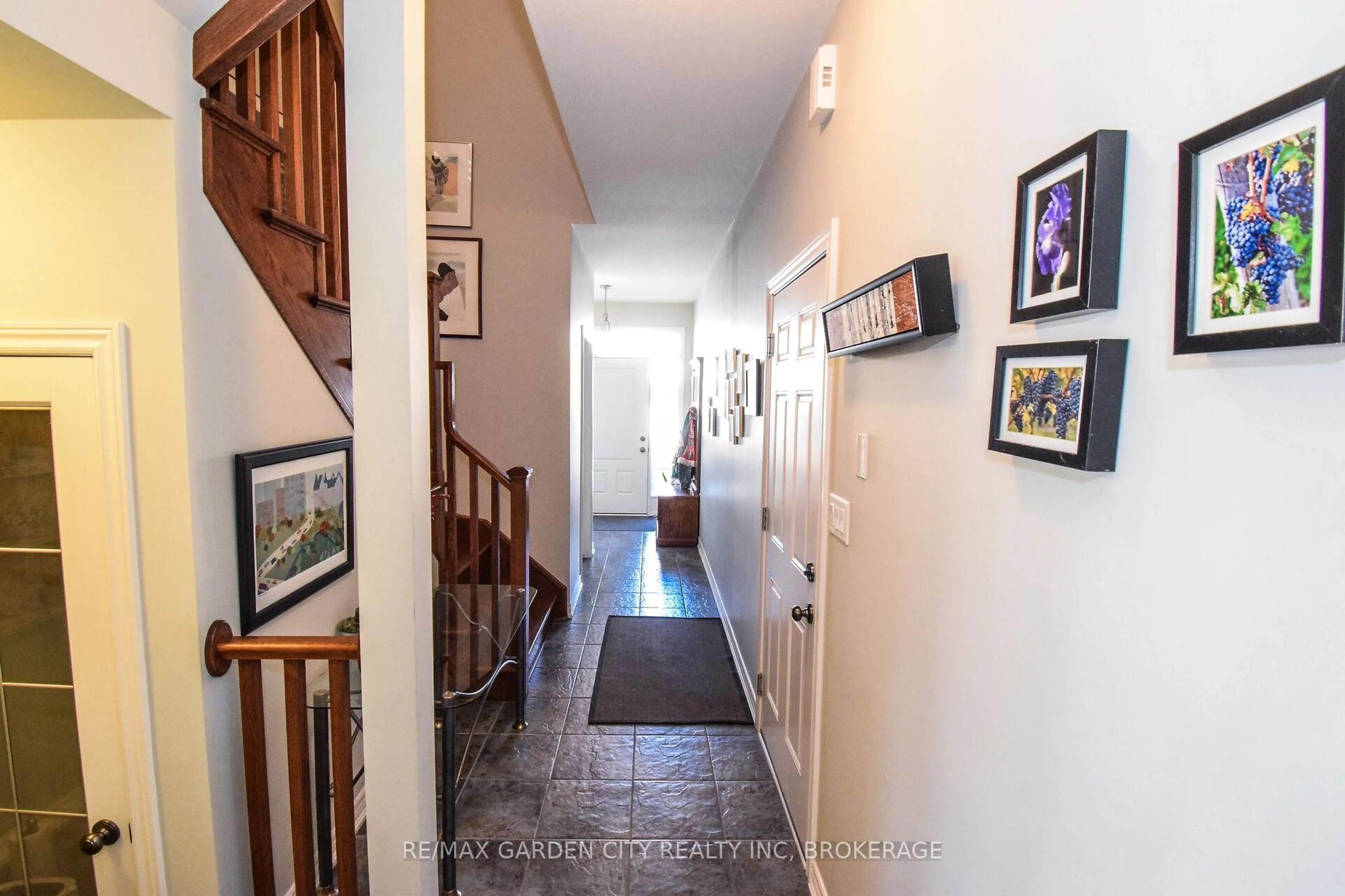 Indoor foyer for 47 Montebello Pl, St. Catharines Ontario L2R 6B5