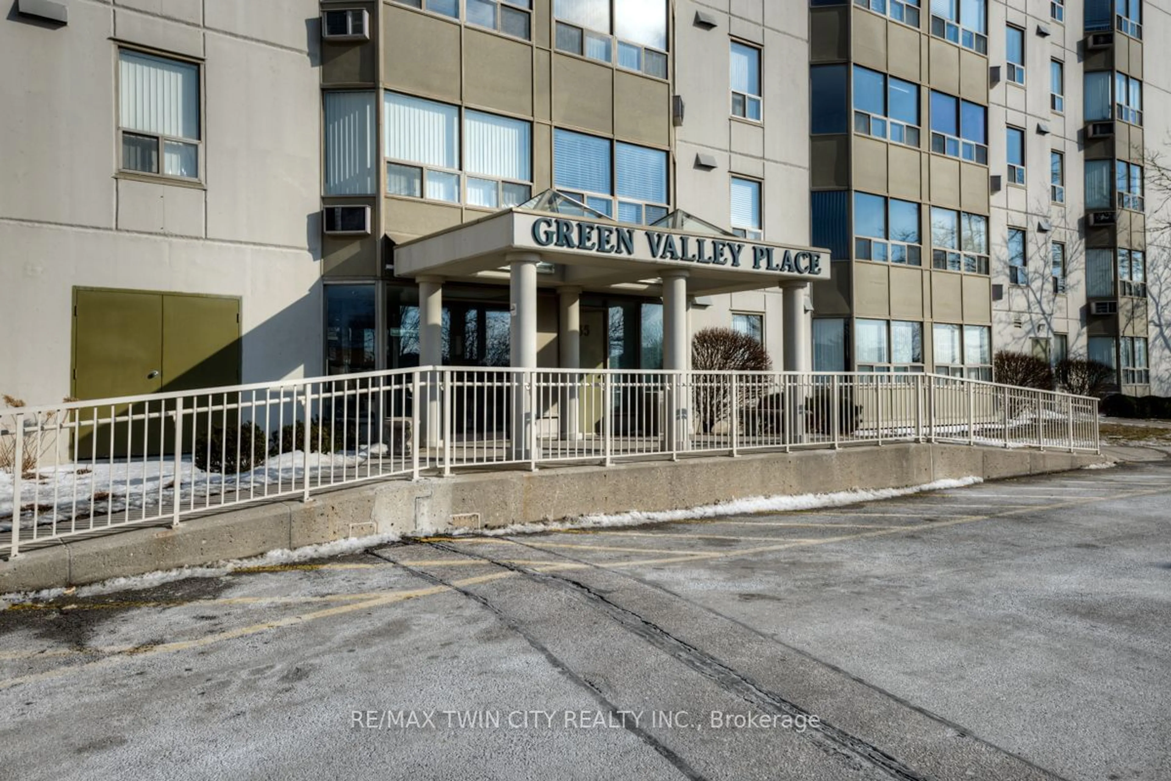 Lobby for 35 Green Valley Dr #1105, Waterloo Ontario N2P 2A5