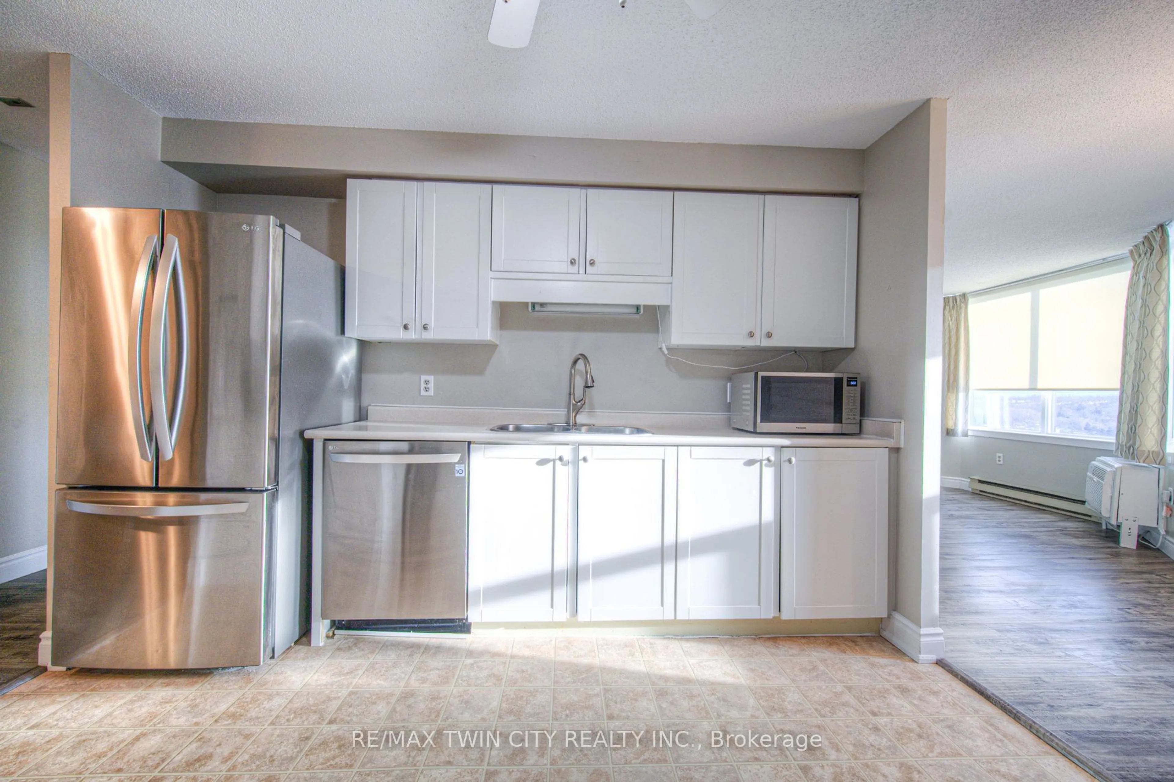 Standard kitchen, ceramic/tile floor for 35 Green Valley Dr #1105, Waterloo Ontario N2P 2A5