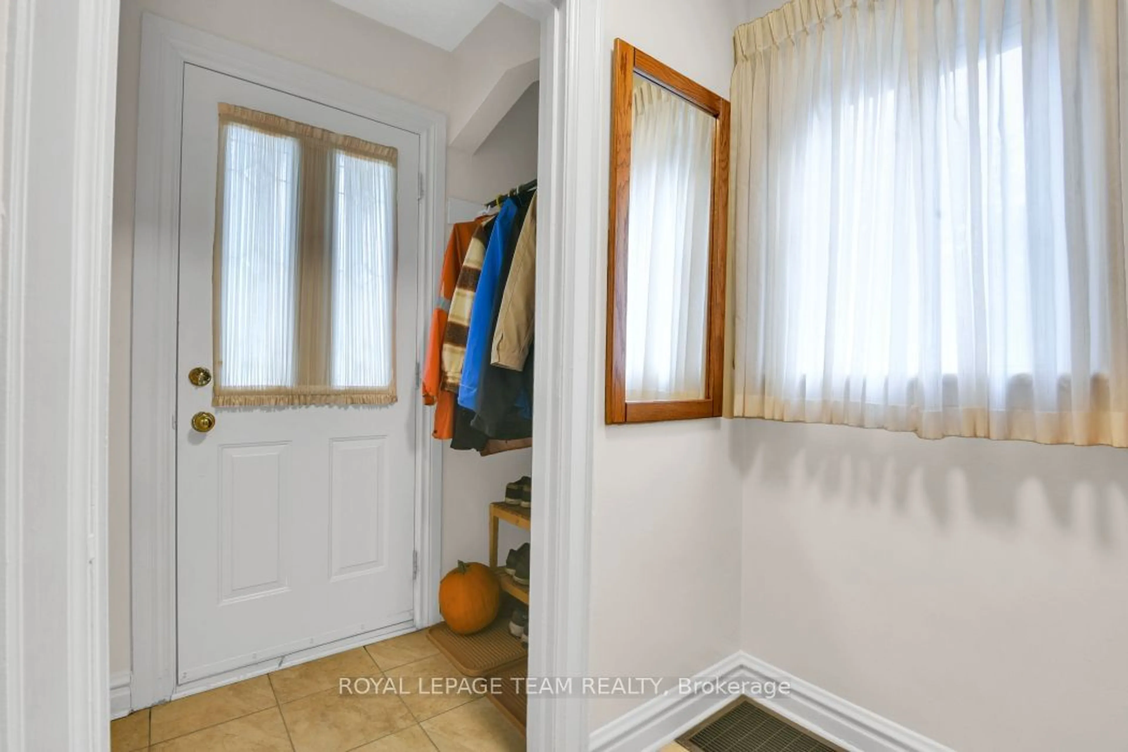 Indoor entryway for 128 & 130 Bayswater Ave, West Centre Town Ontario K1Y 2G1