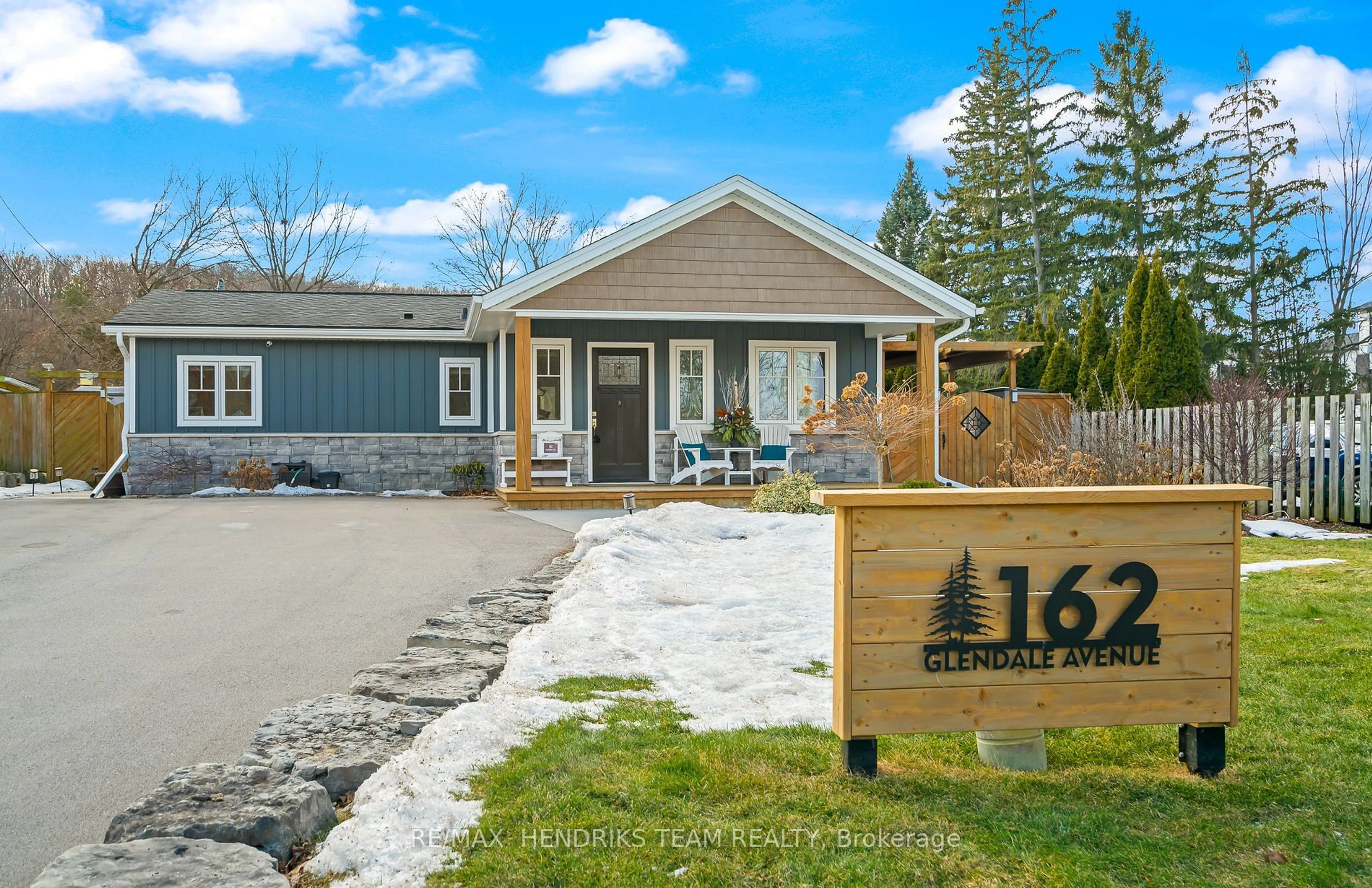 Home with vinyl exterior material, street for 162 Glendale Ave, St. Catharines Ontario L2T 2K3