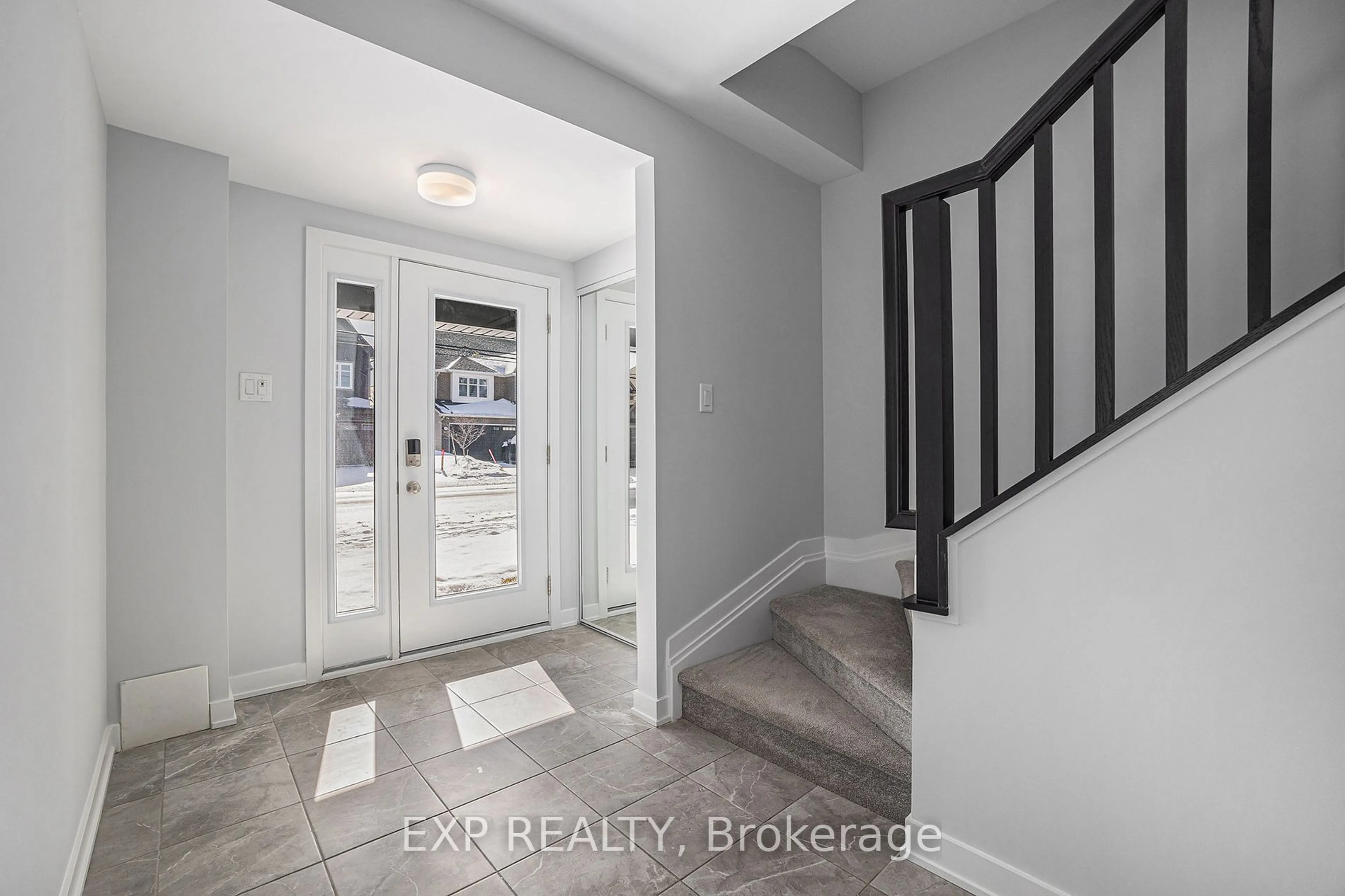 Indoor entryway for 814 Kinstead, Stittsville - Munster - Richmond Ontario K2S 3B2