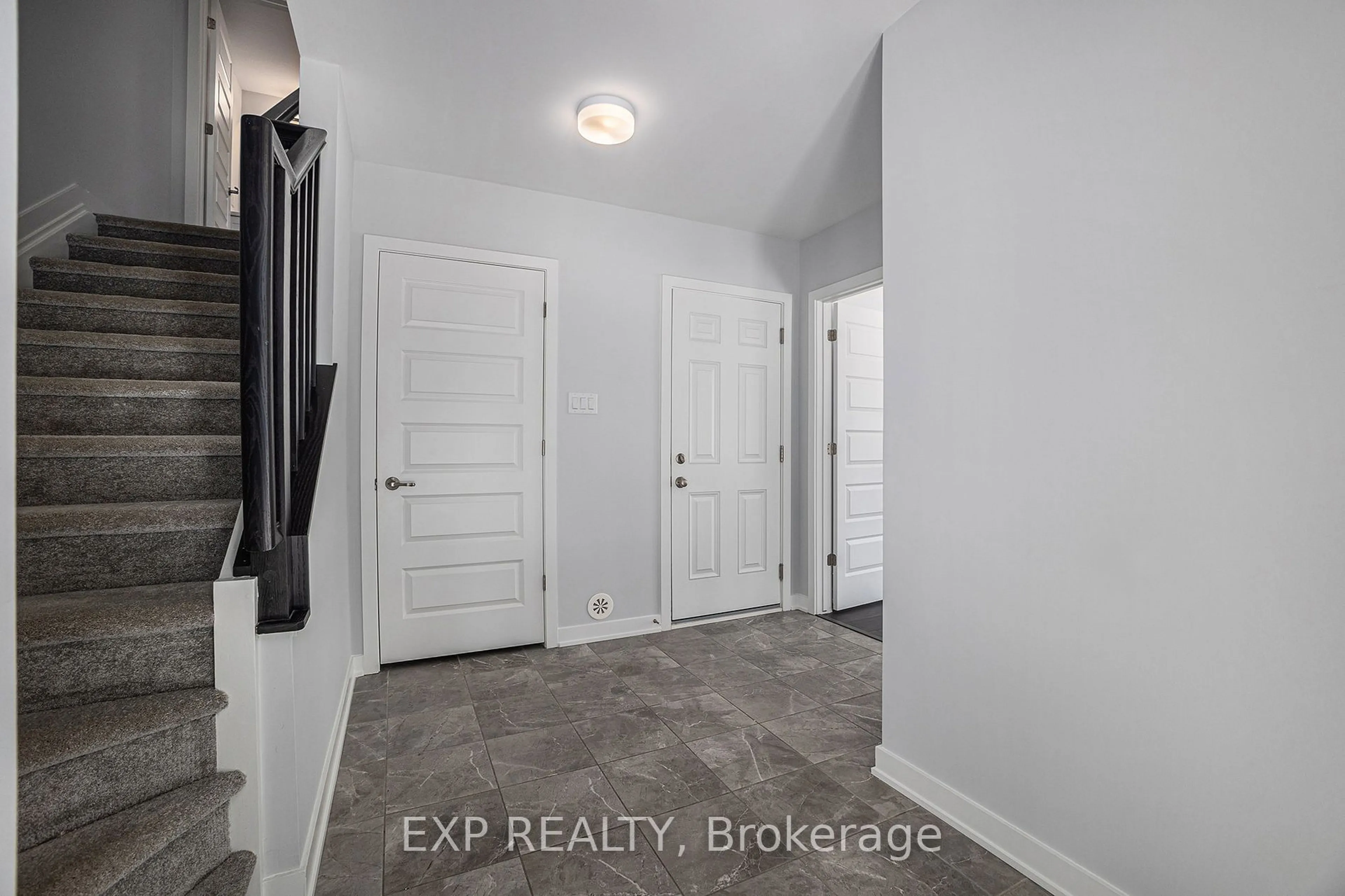 Indoor entryway for 814 Kinstead, Stittsville - Munster - Richmond Ontario K2S 3B2