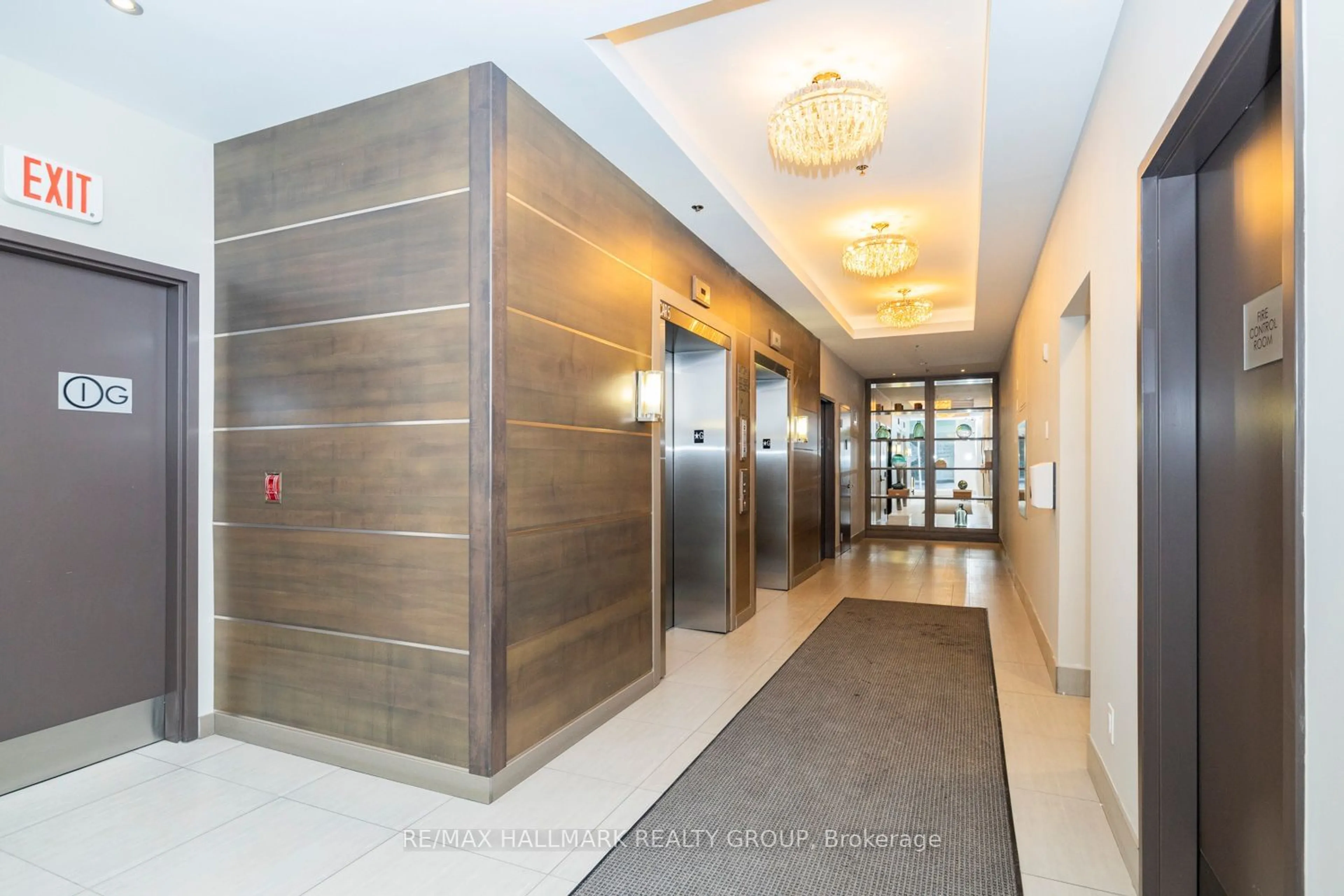 Indoor foyer for 88 Richmond Rd #709, Westboro - Hampton Park Ontario K1Z 0B1