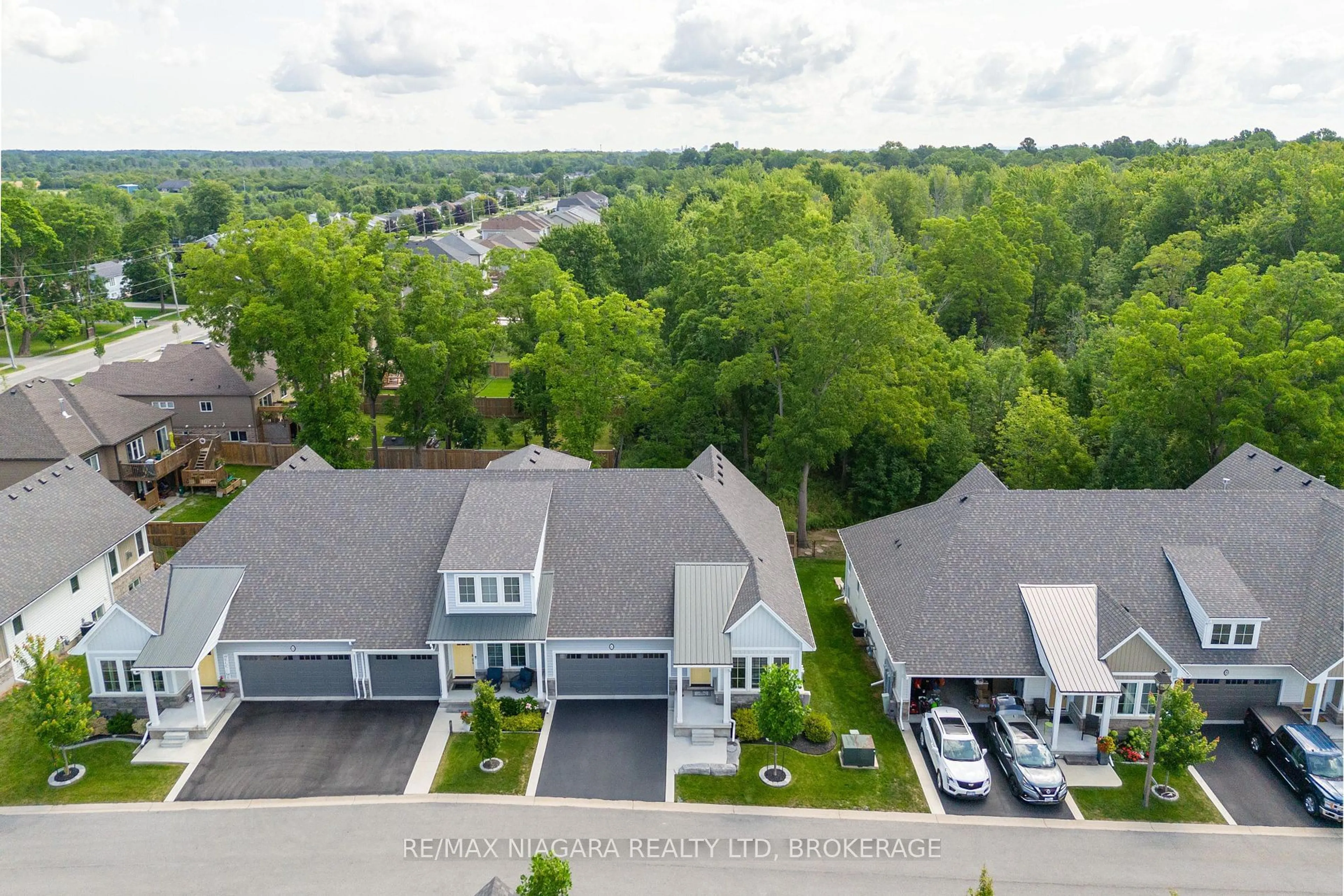 A pic from outside/outdoor area/front of a property/back of a property/a pic from drone, unknown for 3573 Dominion Rd #6, Fort Erie Ontario L0S 1N0