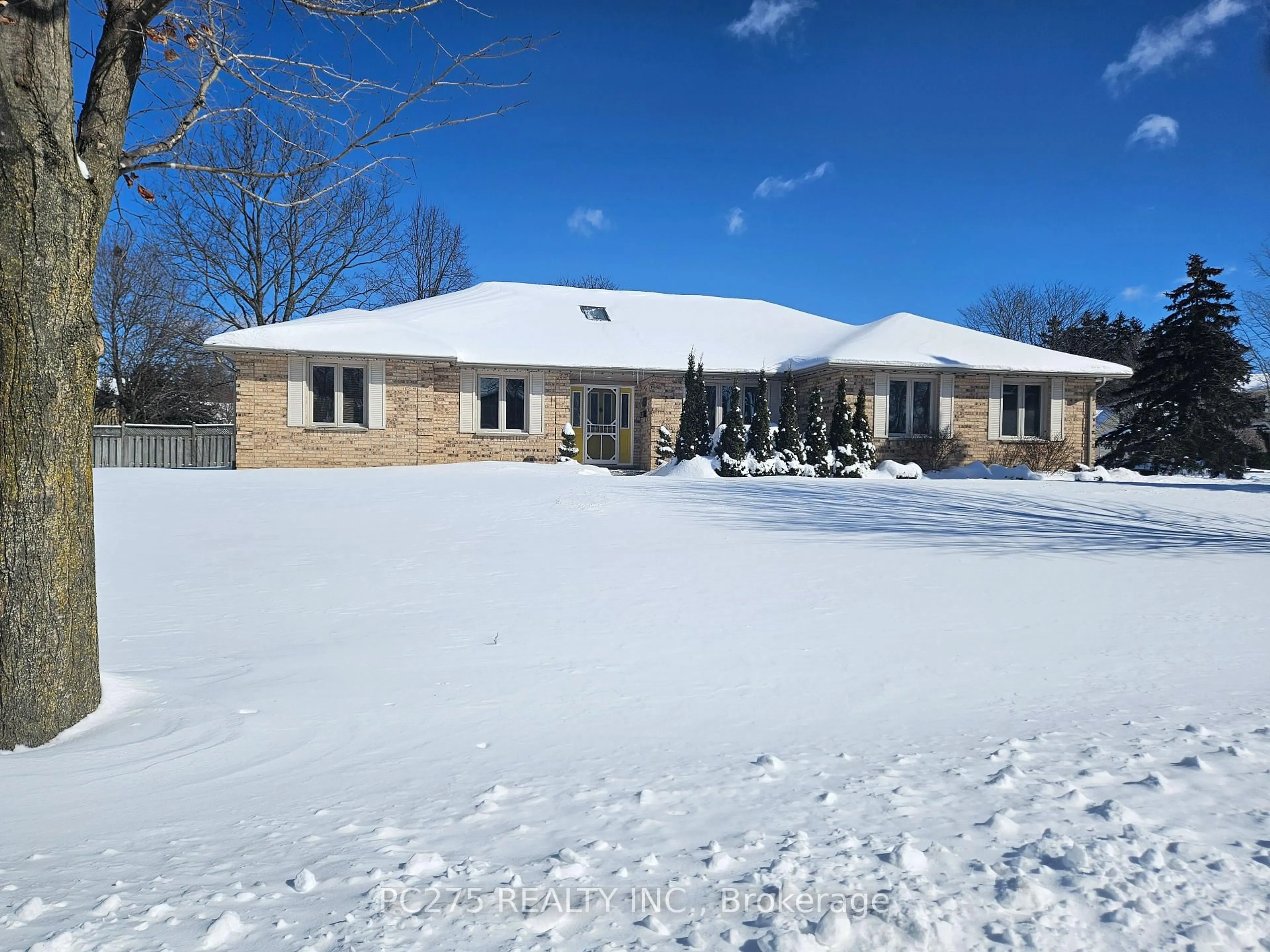 A pic from outside/outdoor area/front of a property/back of a property/a pic from drone, building for 3914 Stacey Cres, London Ontario N6P 1E8