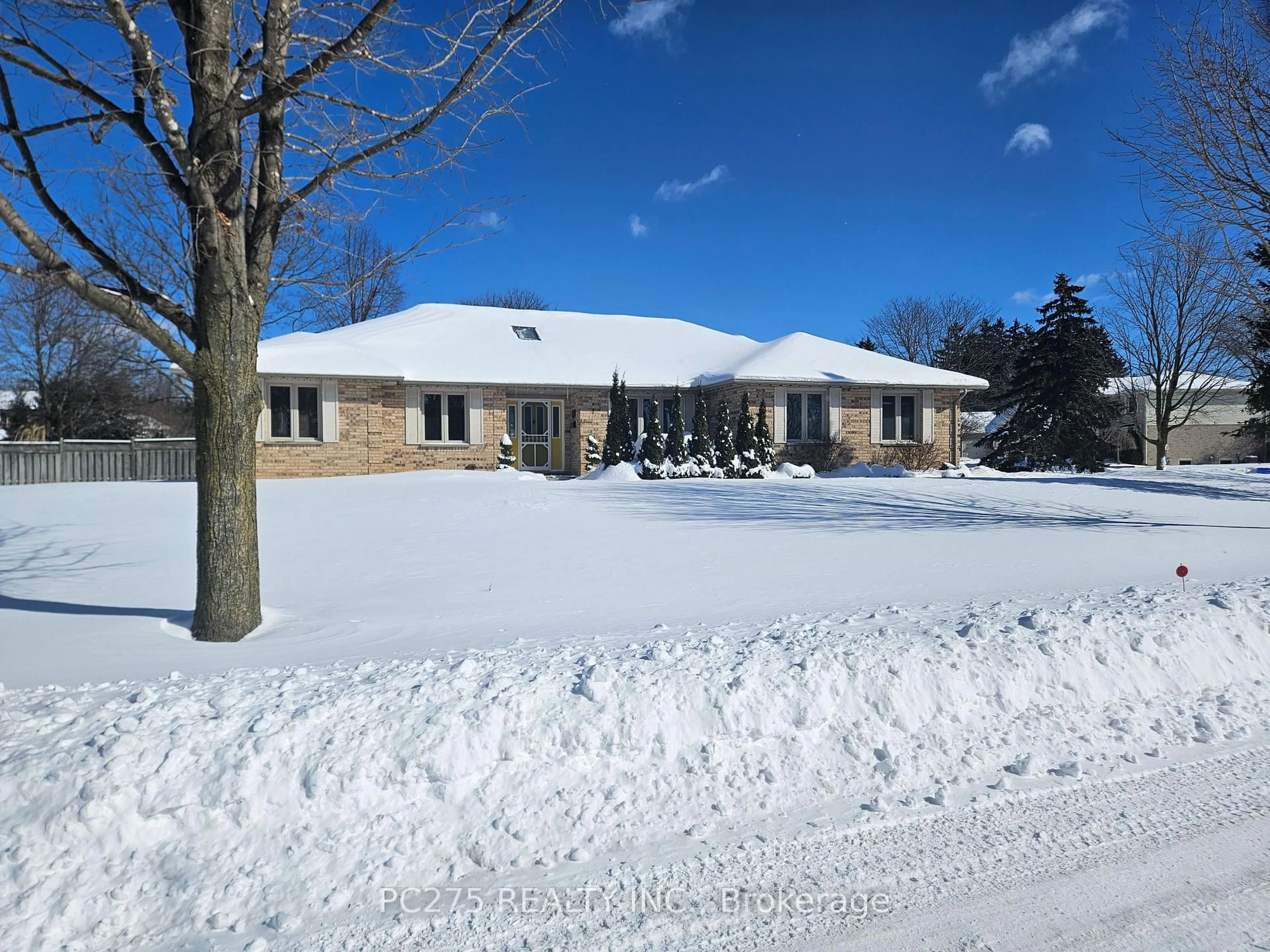 A pic from outside/outdoor area/front of a property/back of a property/a pic from drone, street for 3914 Stacey Cres, London Ontario N6P 1E8