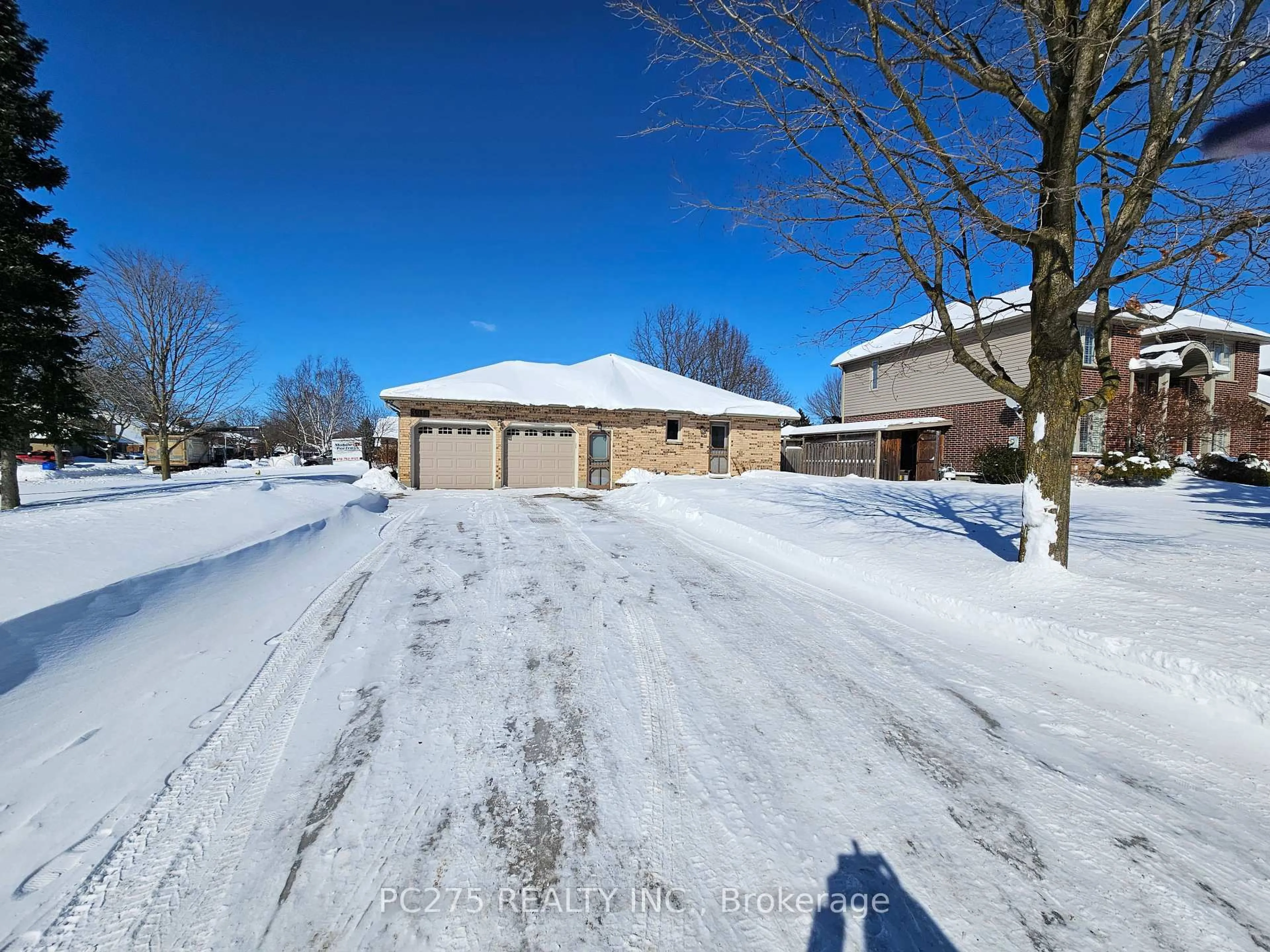 A pic from outside/outdoor area/front of a property/back of a property/a pic from drone, street for 3914 Stacey Cres, London Ontario N6P 1E8