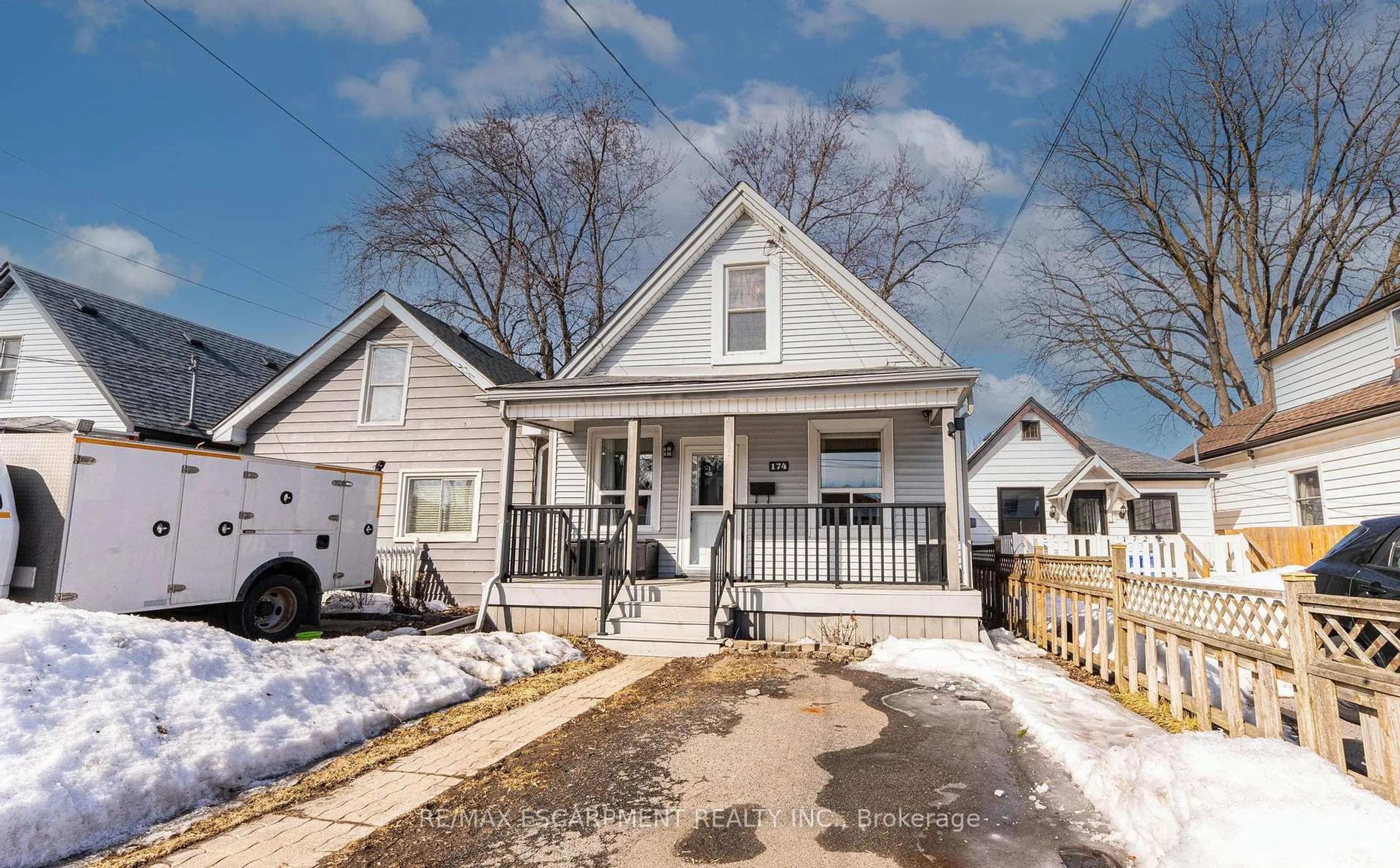 Home with vinyl exterior material, street for 174 East 24th St, Hamilton Ontario L8V 2Y3