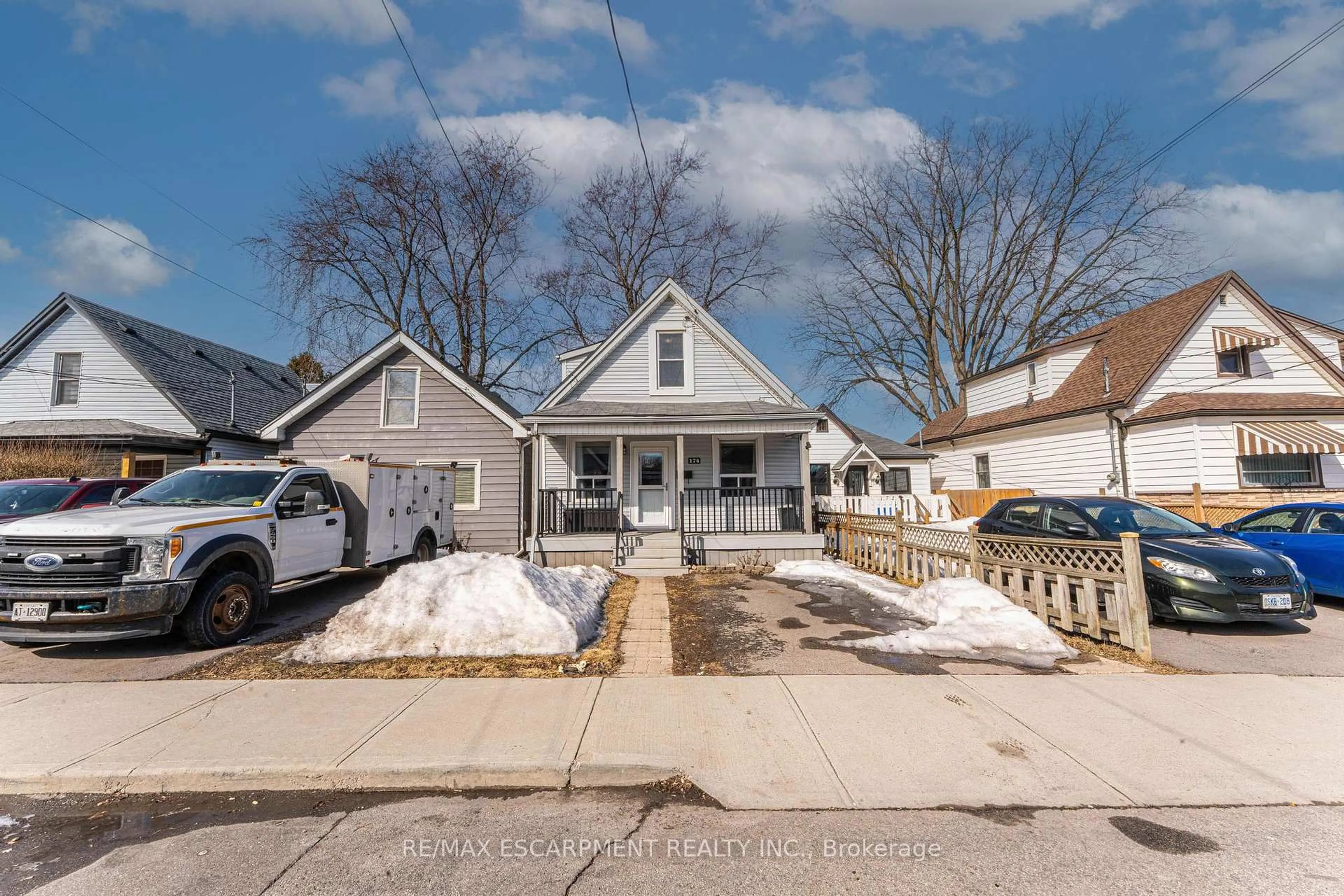 A pic from outside/outdoor area/front of a property/back of a property/a pic from drone, street for 174 East 24th St, Hamilton Ontario L8V 2Y3