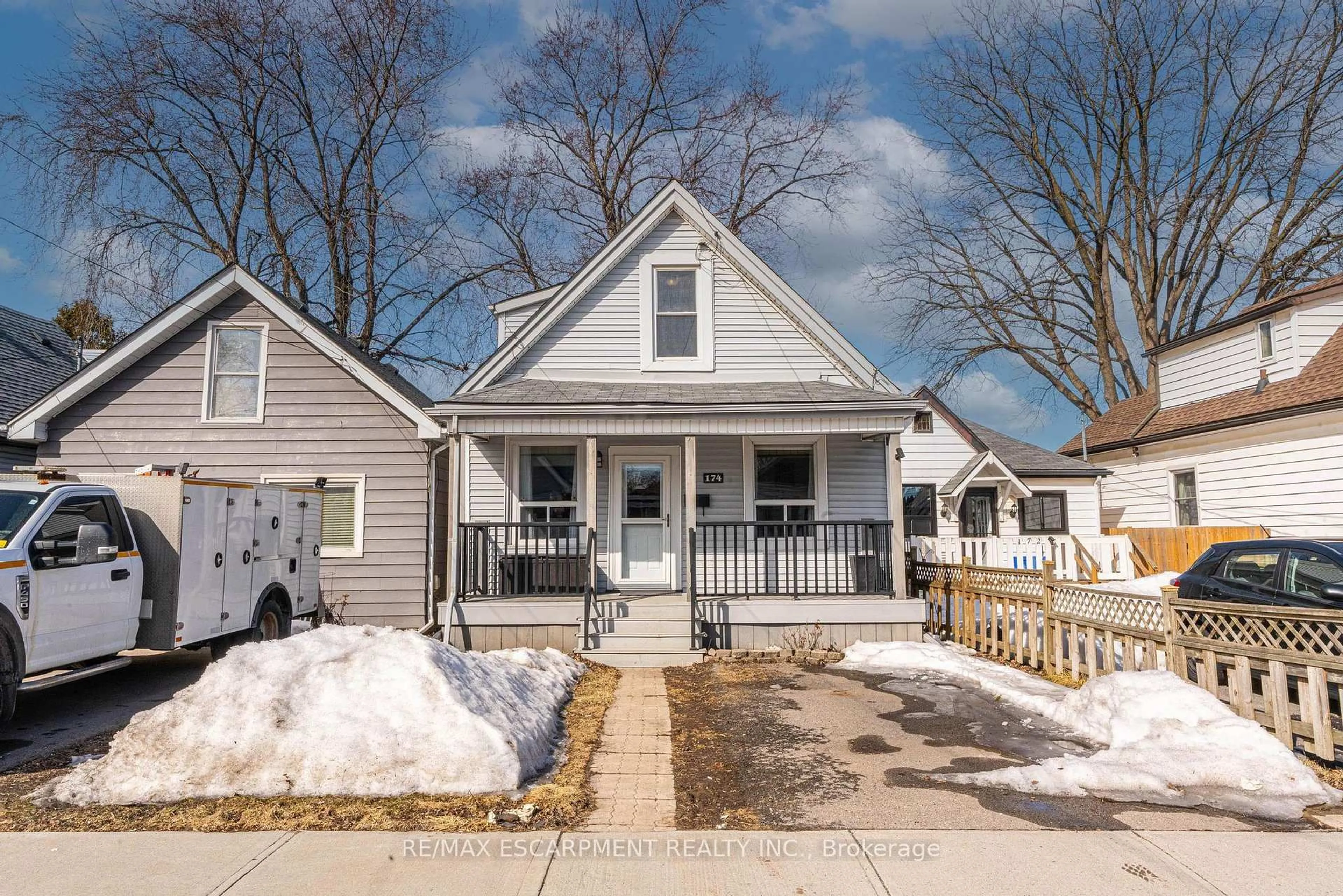 Home with vinyl exterior material, street for 174 East 24th St, Hamilton Ontario L8V 2Y3