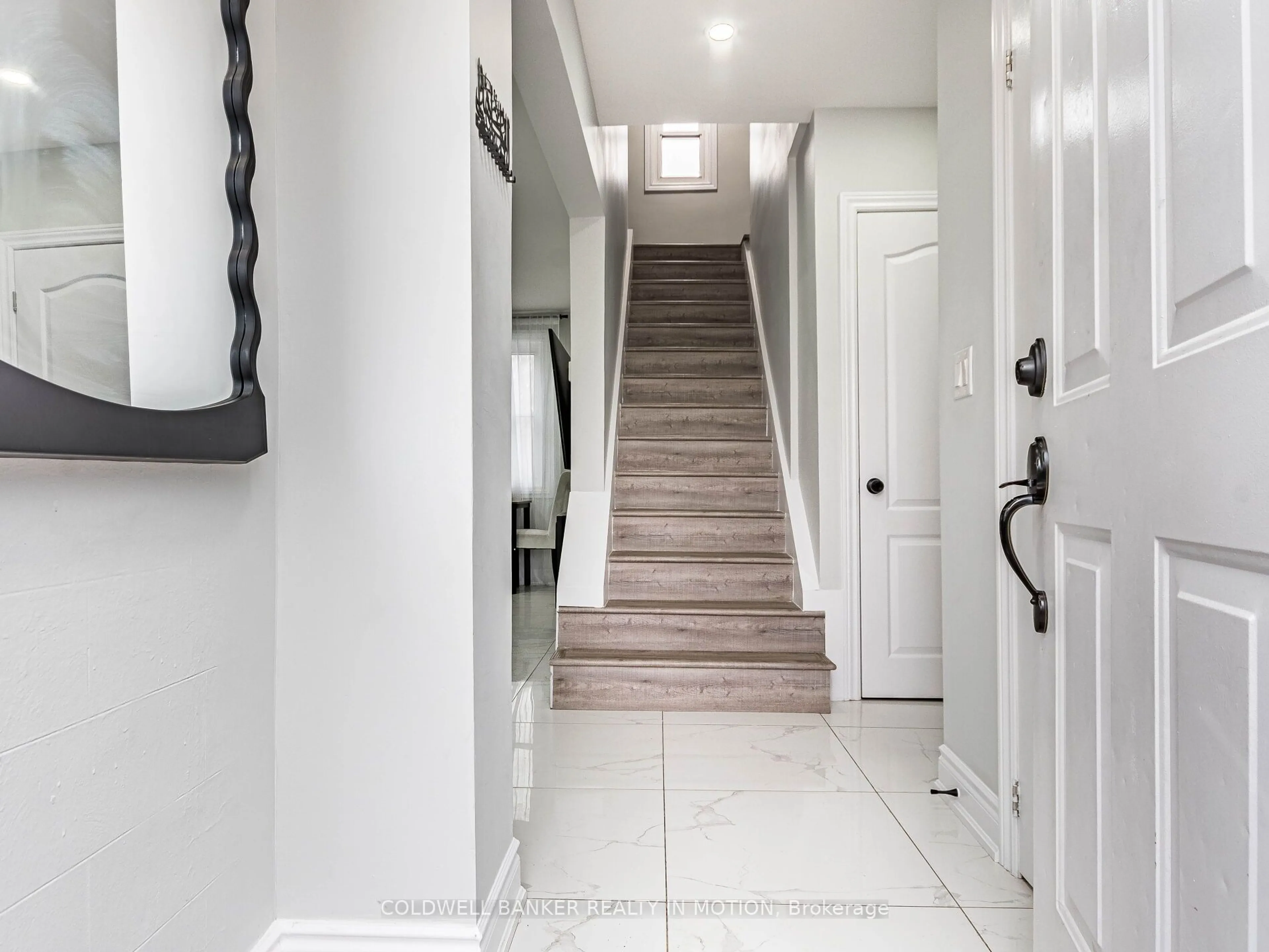 Indoor entryway for 2163 King St, Hamilton Ontario L8K 1W7