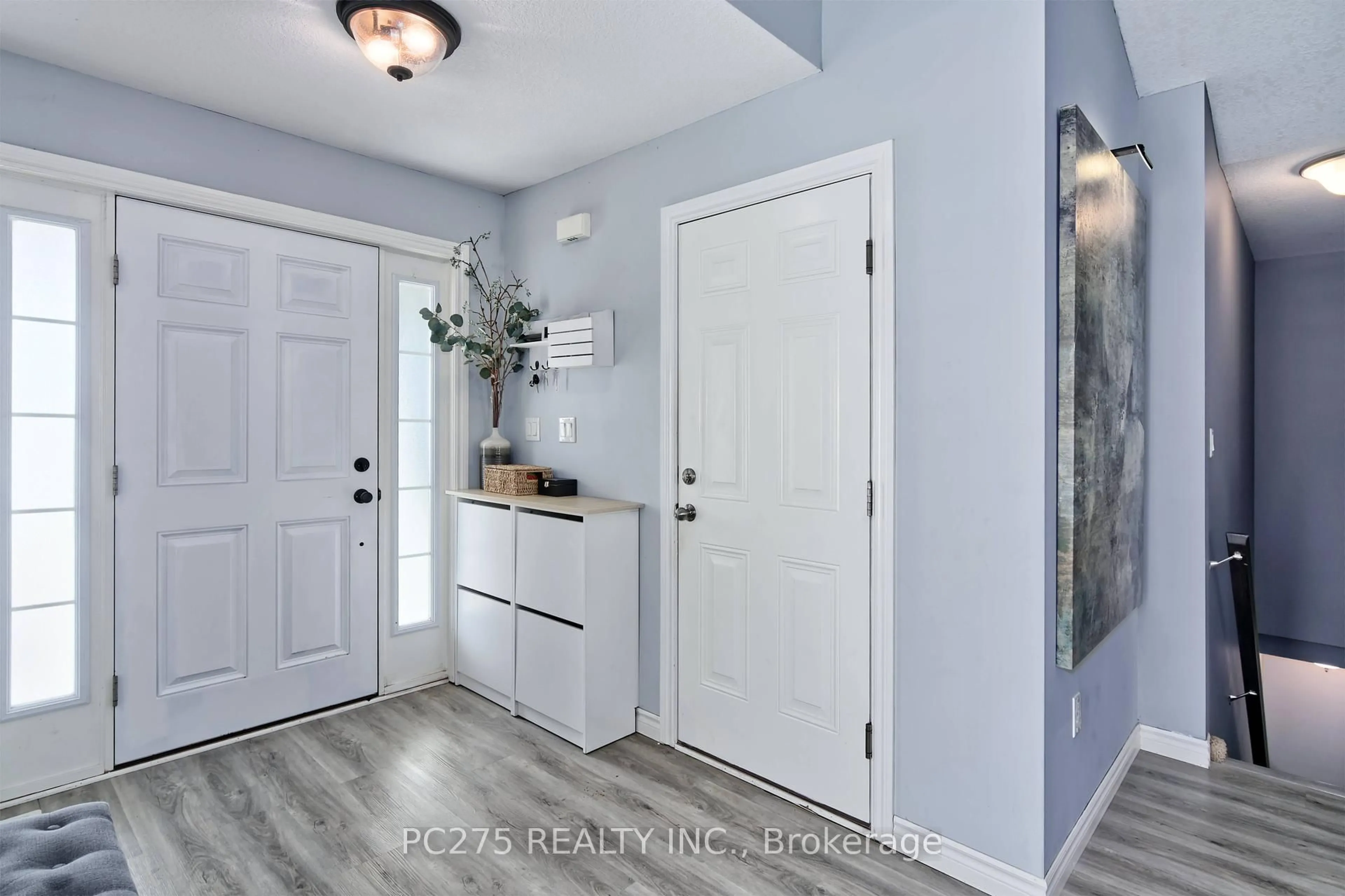 Indoor entryway for 2808 Devon Rd, London South Ontario N6E 0A5