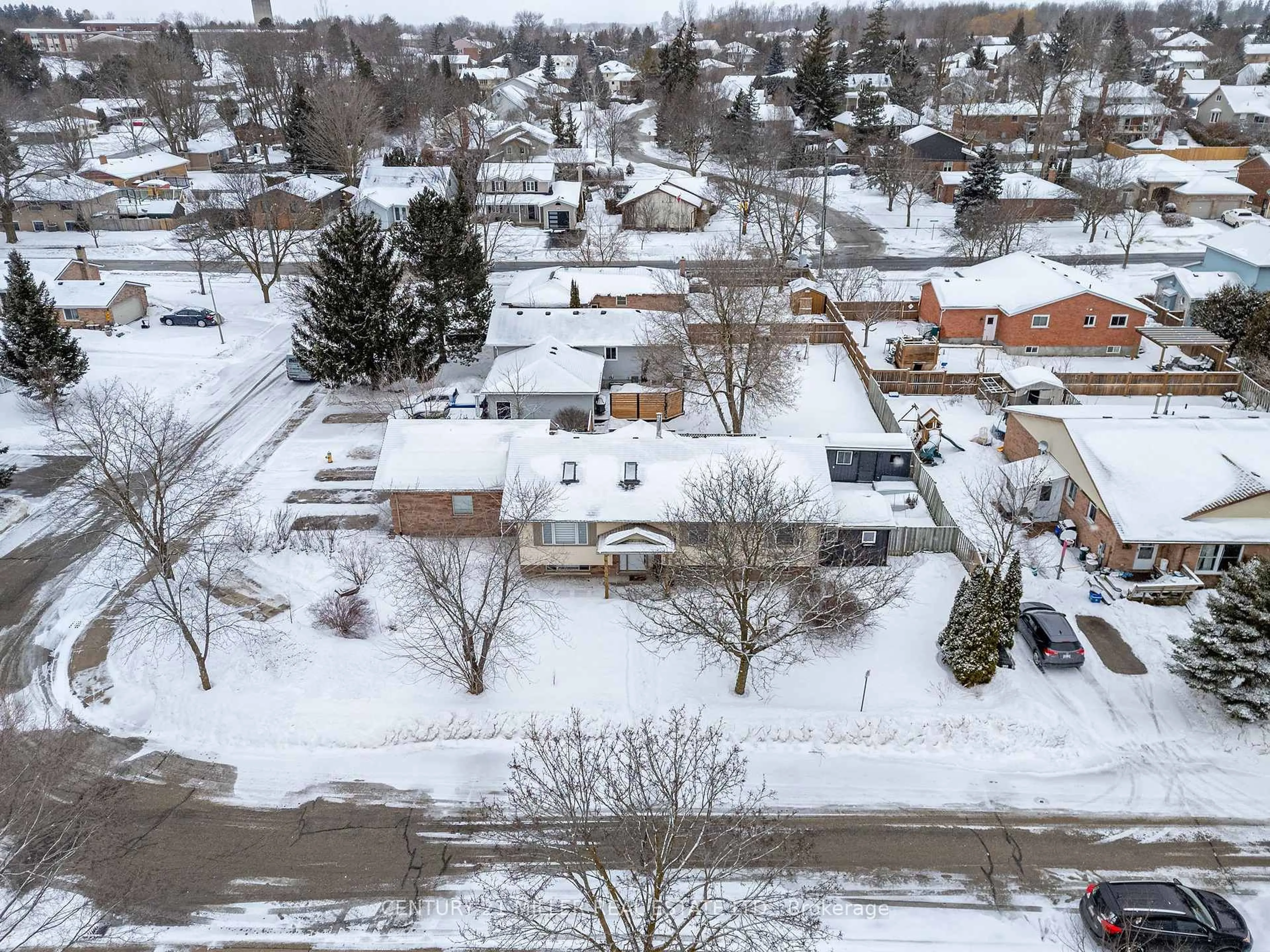 A pic from outside/outdoor area/front of a property/back of a property/a pic from drone, street for 8 Wilson Cres, Centre Wellington Ontario N0B 1S0