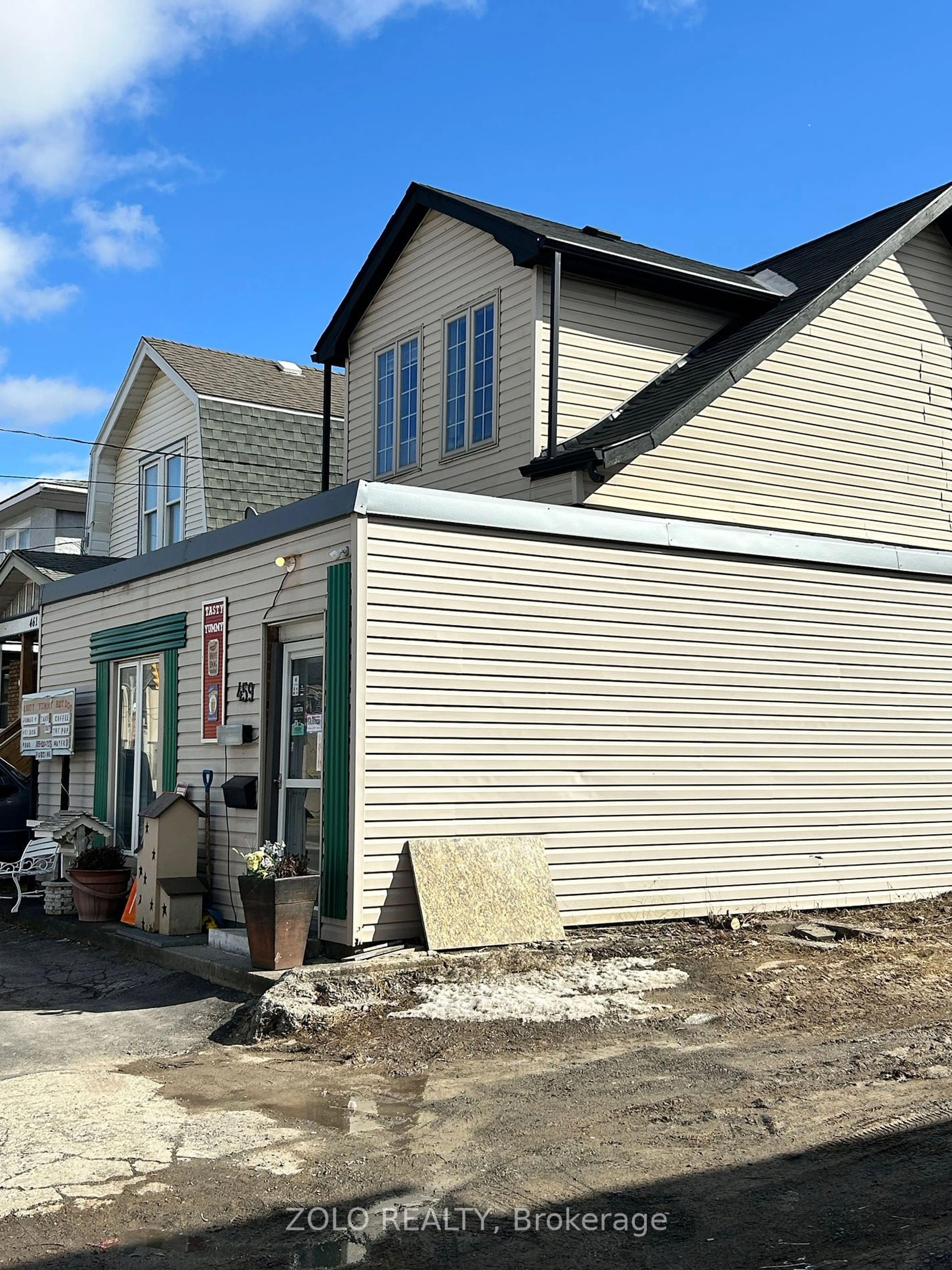 Home with vinyl exterior material, street for 459 East Main St, Welland Ontario L3B 3X7