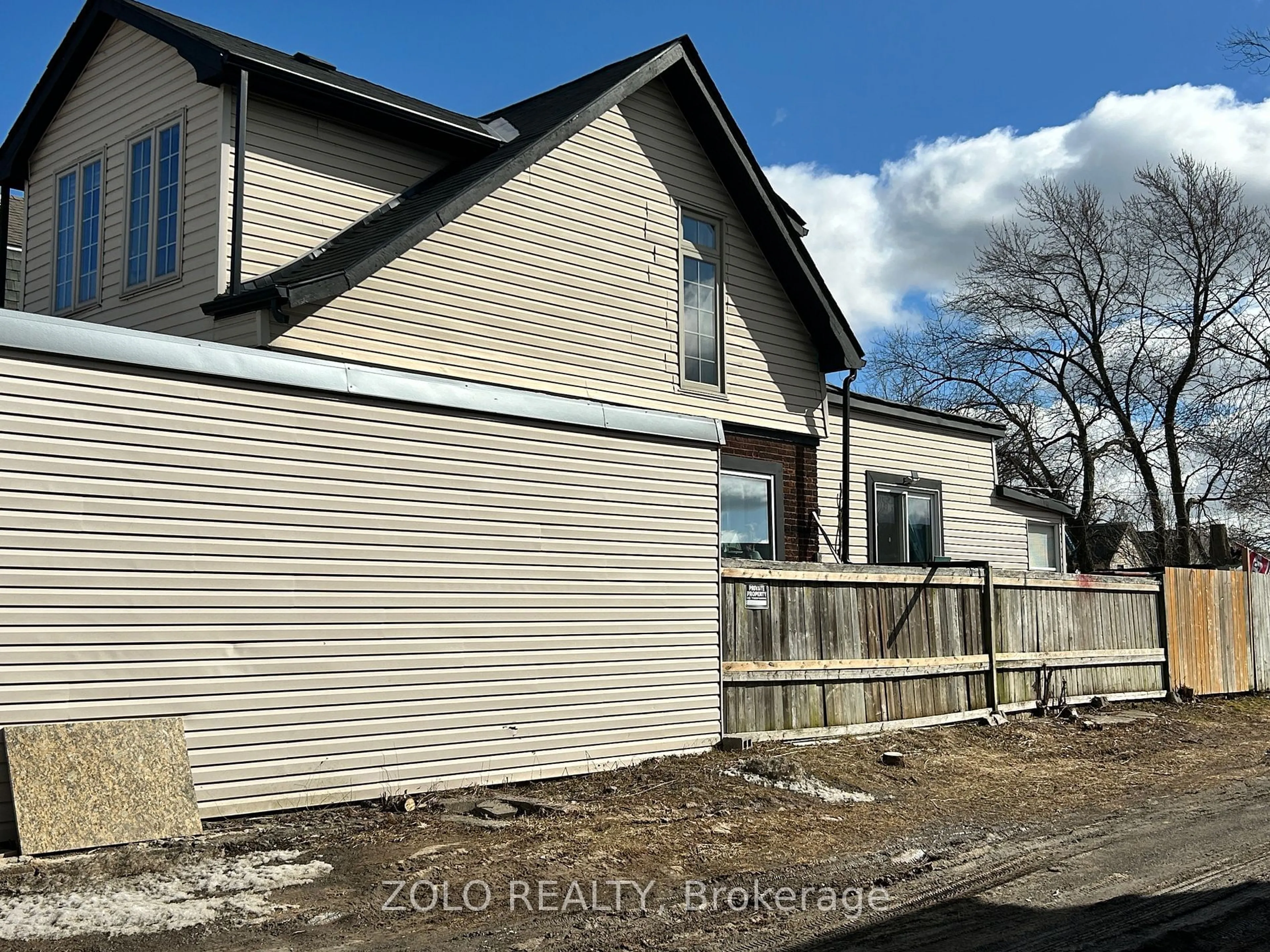 Home with vinyl exterior material, building for 459 East Main St, Welland Ontario L3B 3X7