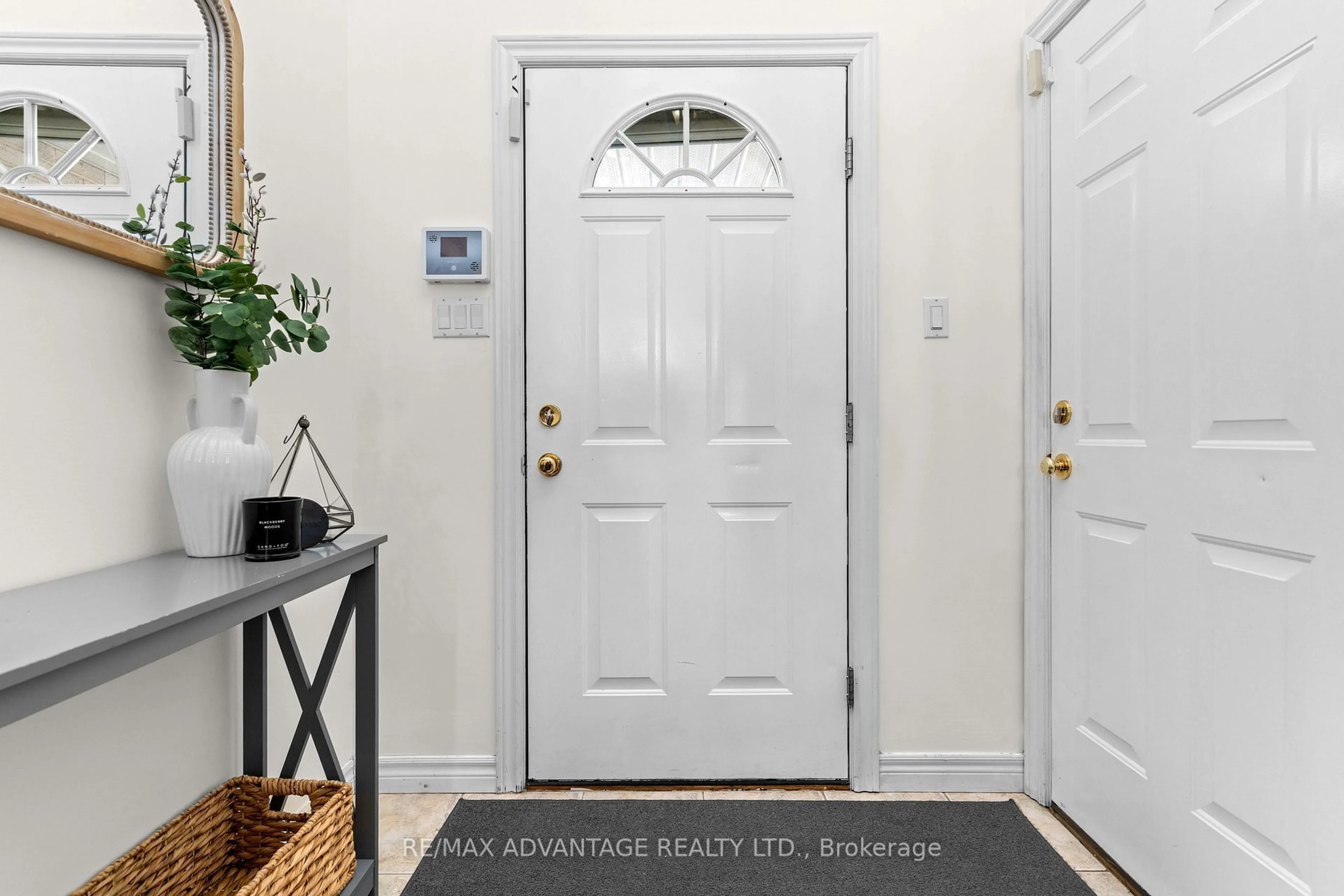 Indoor entryway for 92 Axford Pkwy, St. Thomas Ontario N5R 6G7