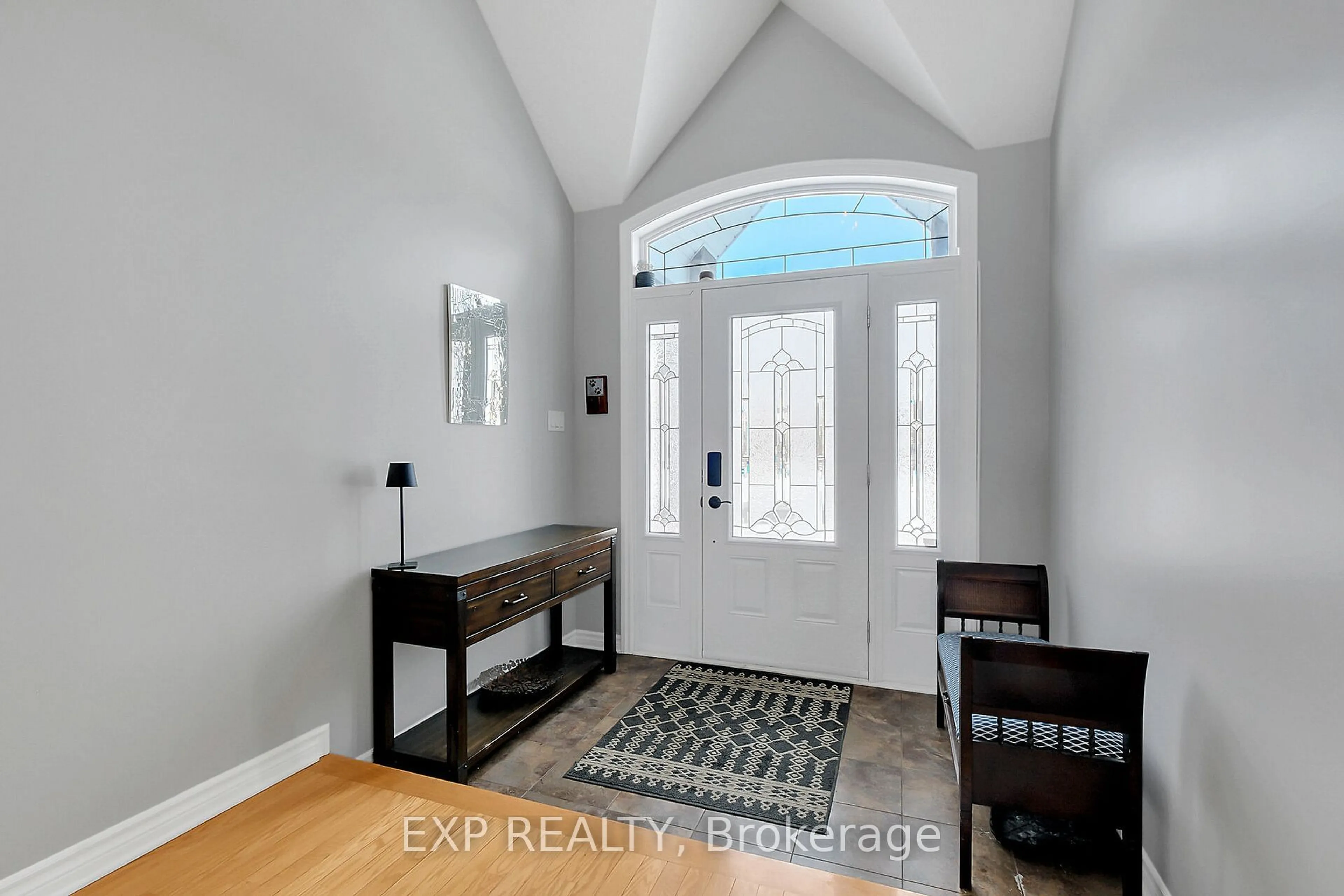 Indoor entryway for 225 Olde Towne Ave, Russell Ontario K4R 0B3