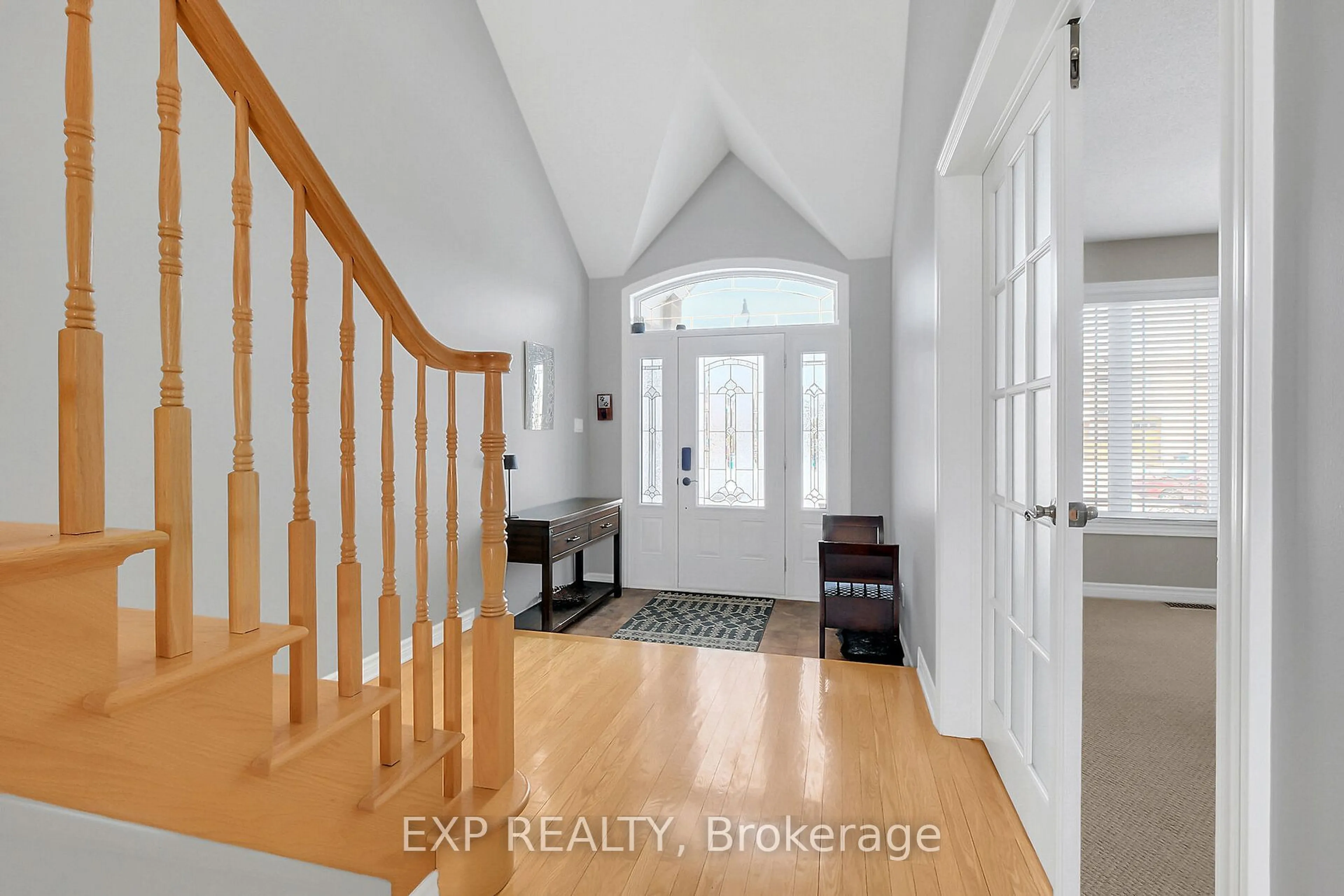 Indoor entryway for 225 Olde Towne Ave, Russell Ontario K4R 0B3