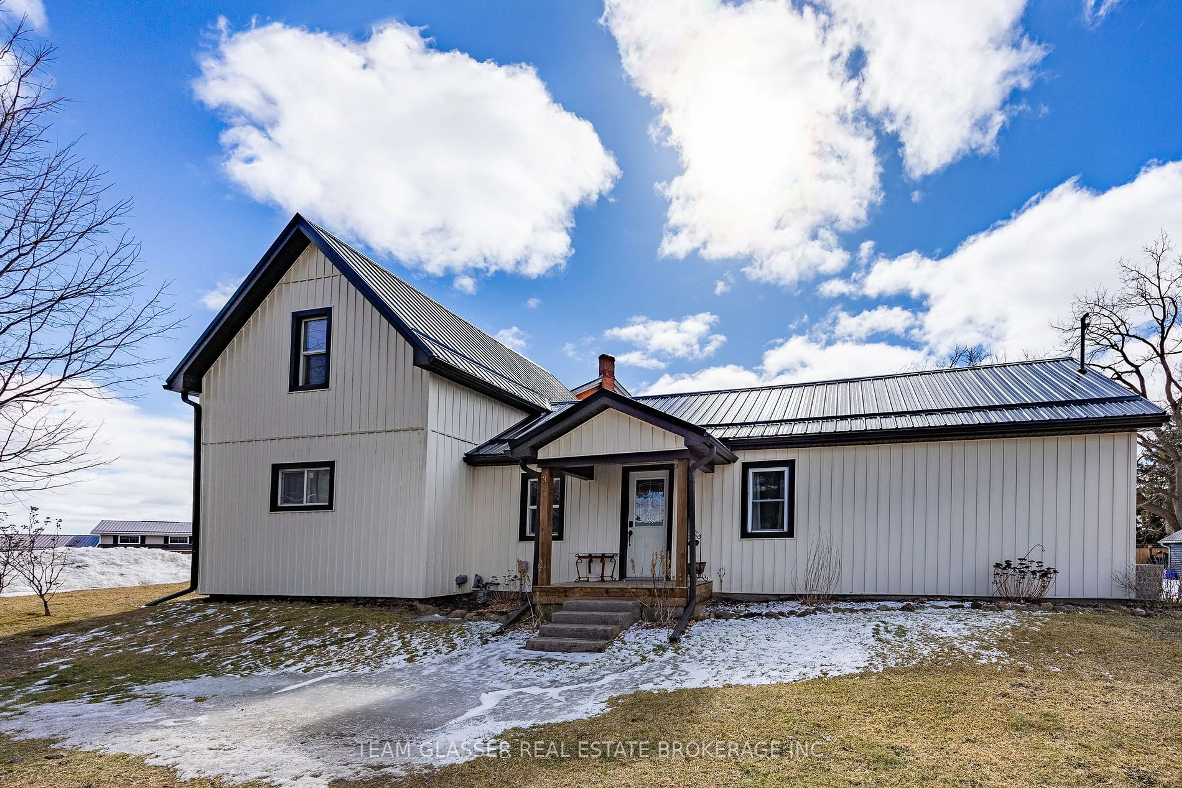 A pic from outside/outdoor area/front of a property/back of a property/a pic from drone, building for 3 Adams St, Norfolk Ontario N0J 1E0