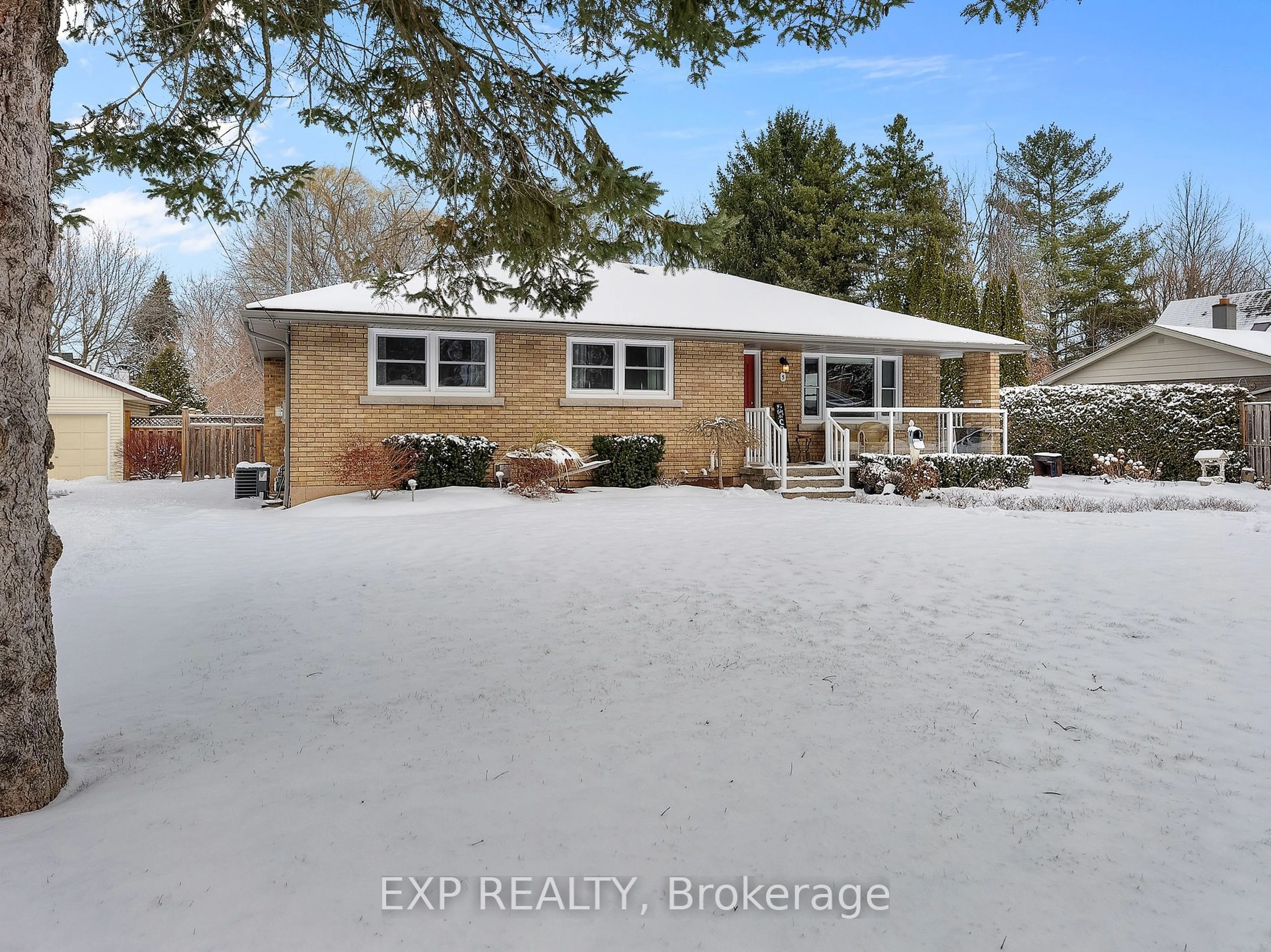 A pic from outside/outdoor area/front of a property/back of a property/a pic from drone, water/lake/river/ocean view for 5 Pine St, Niagara-on-the-Lake Ontario L0S 1T0