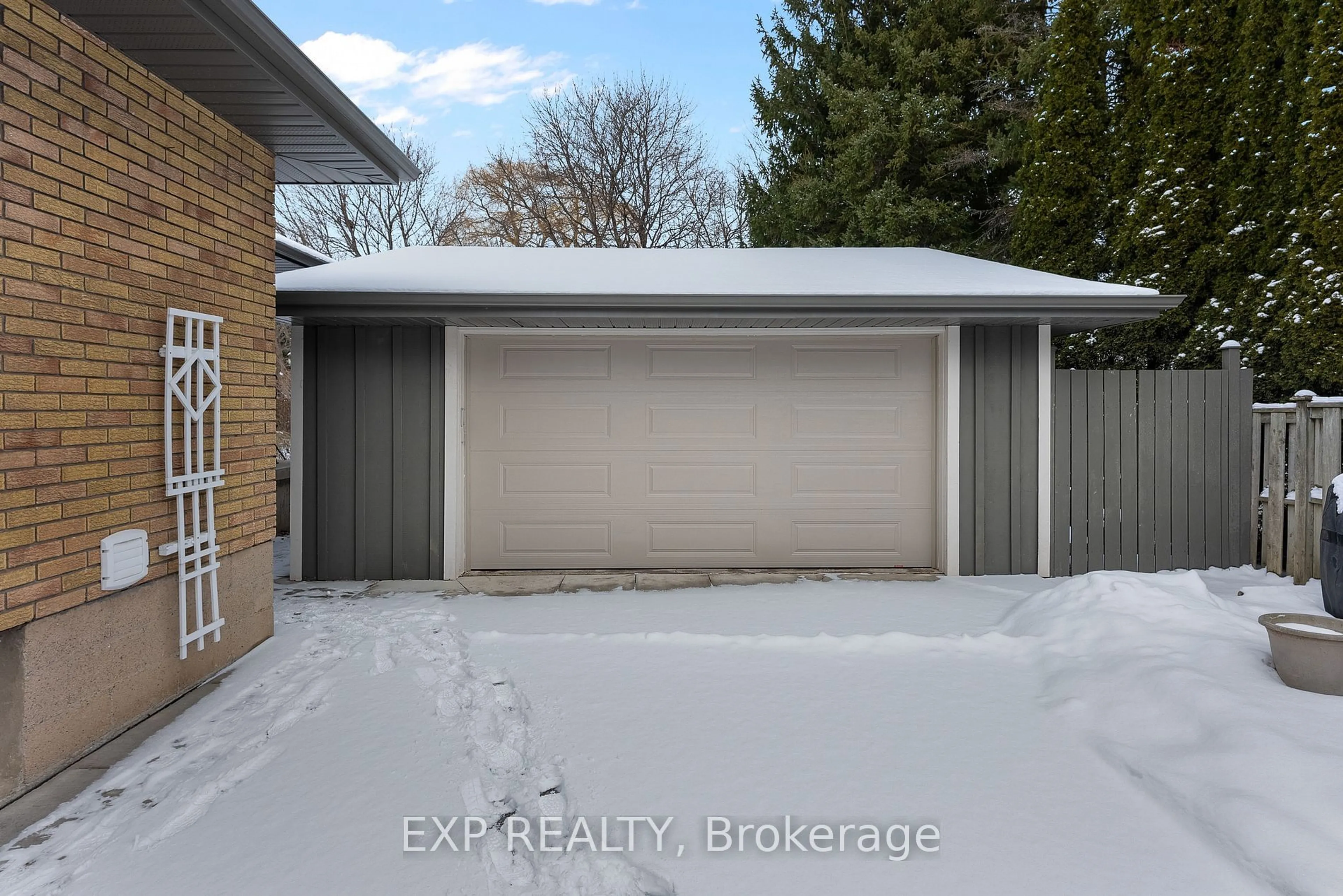 Indoor garage for 5 Pine St, Niagara-on-the-Lake Ontario L0S 1T0