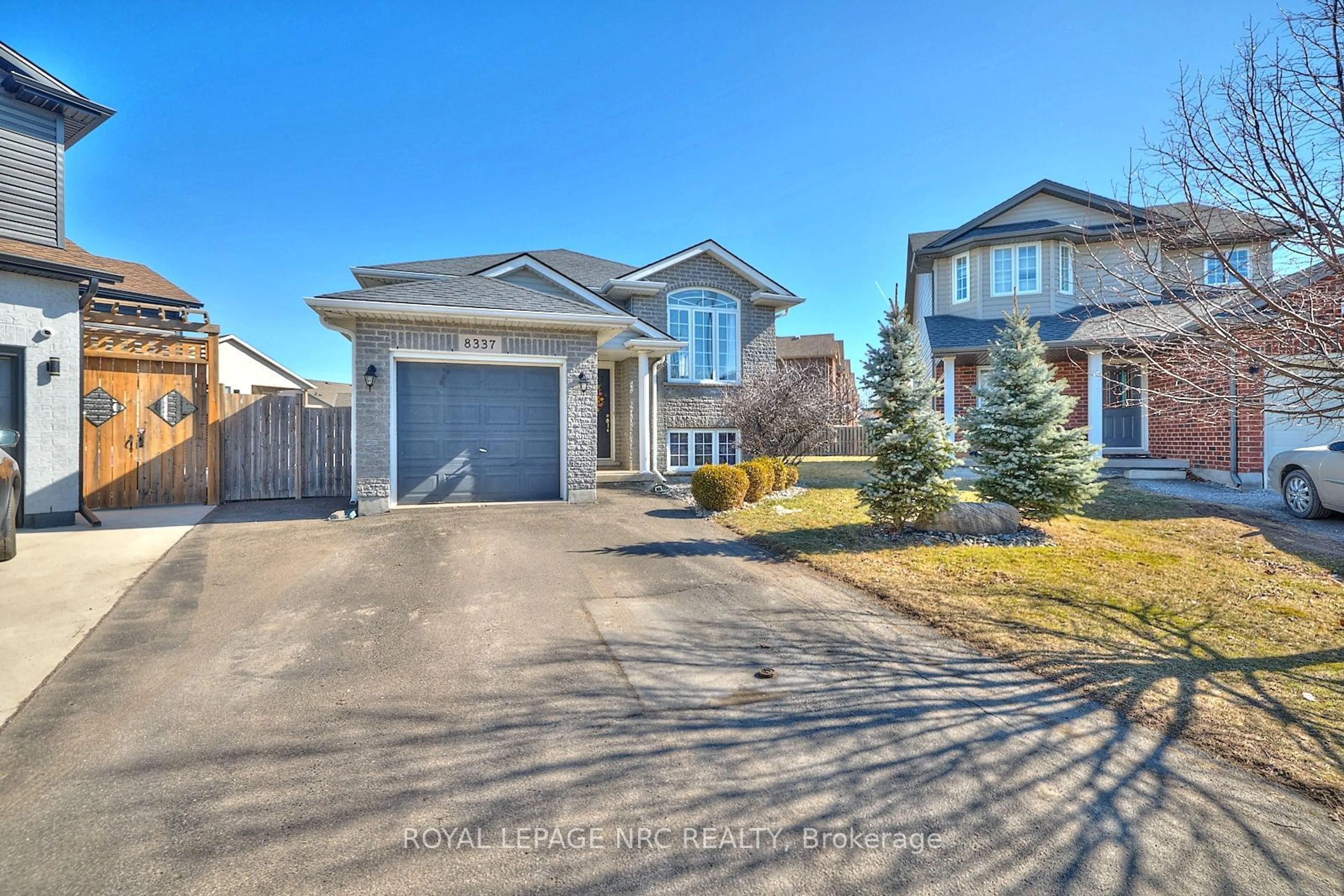 A pic from outside/outdoor area/front of a property/back of a property/a pic from drone, street for 8337 Atack Crt, Niagara Falls Ontario L2H 3N4